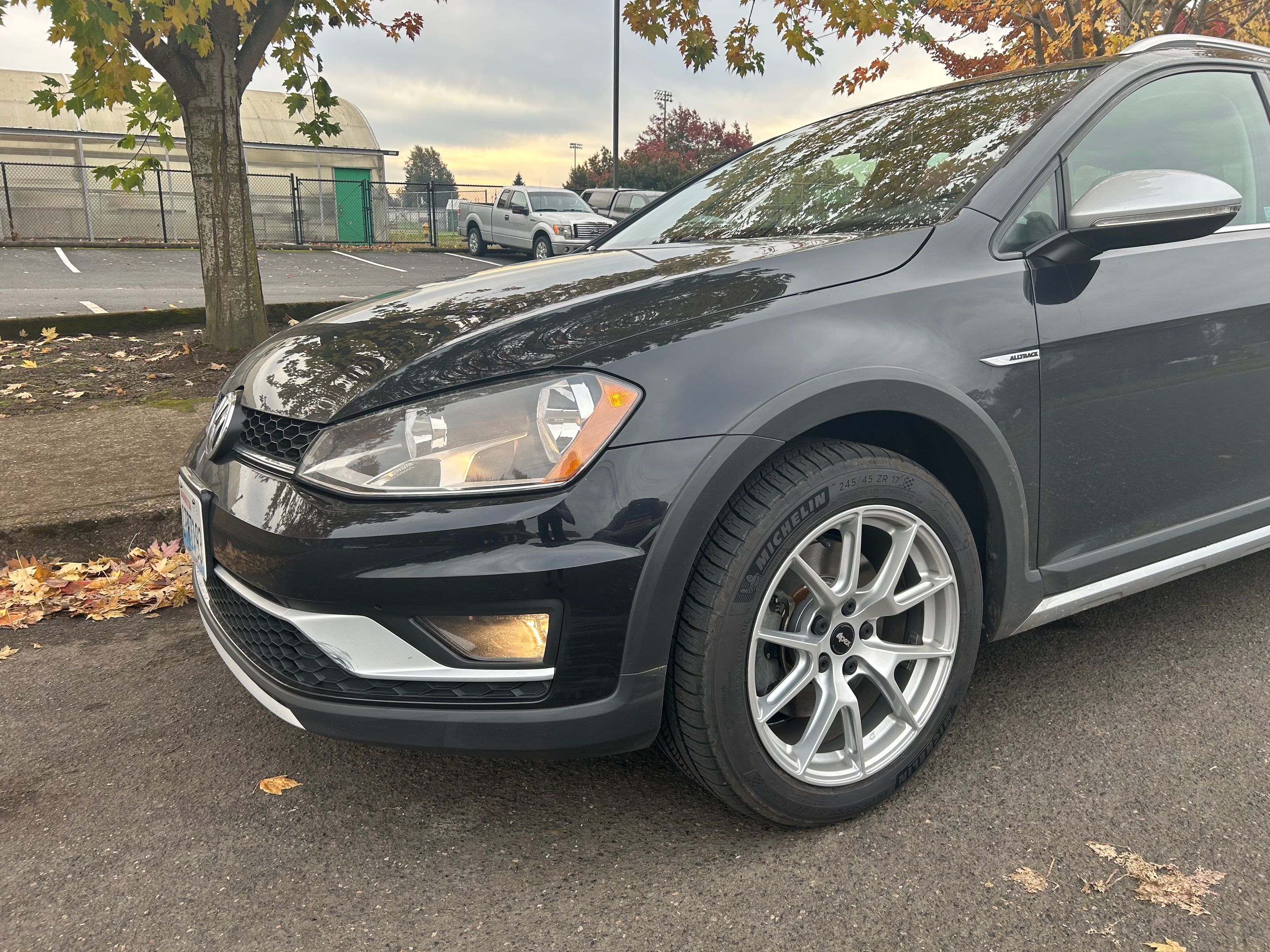 Black VW MK7 Alltrack/SportWagen Alltrack with 17" VS-5 Apex wheels in Race Silver