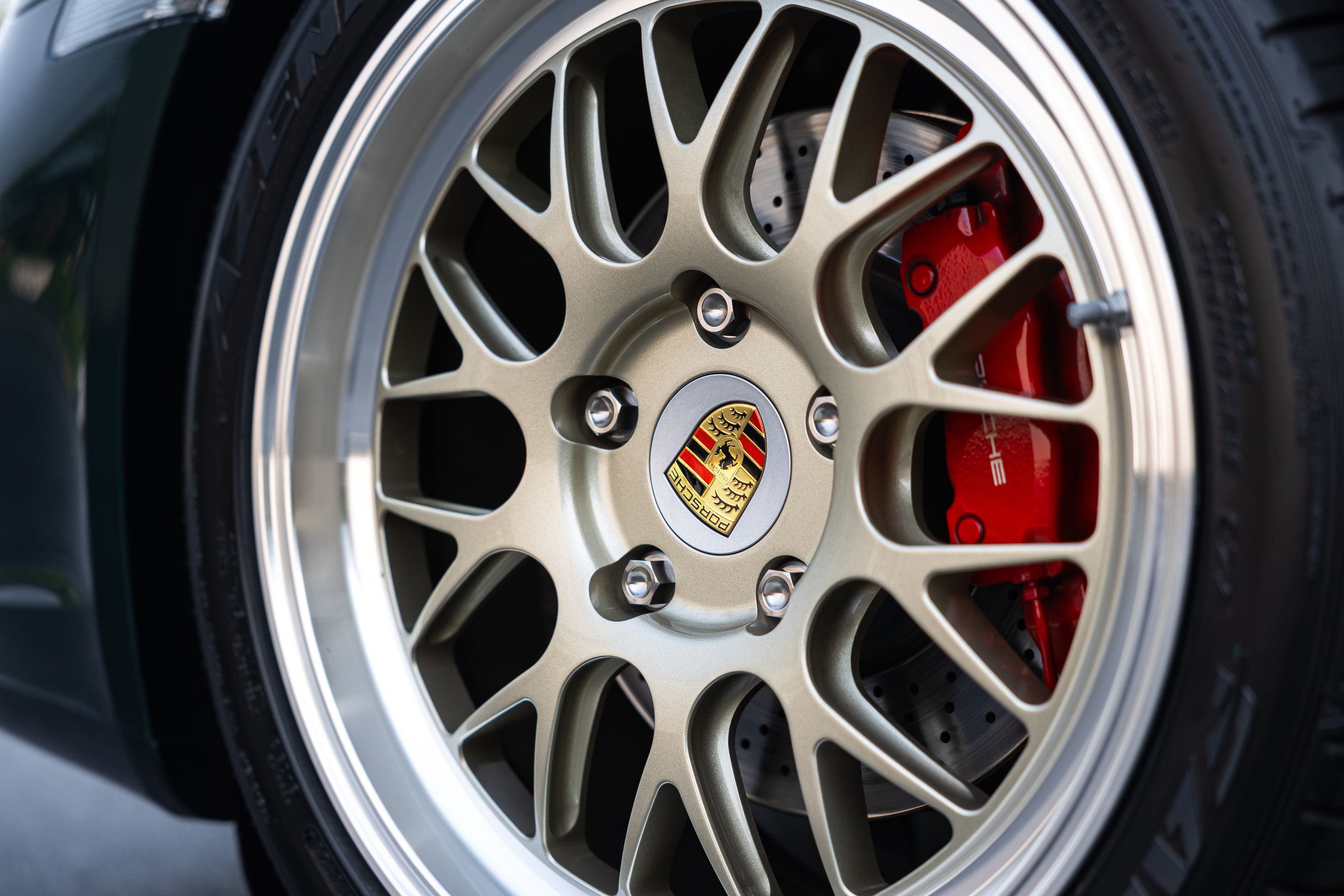 Green Porsche 987 Cayman S with 18" ML-10RT Apex wheels in Machined Lip Gloss Motorsport Gold