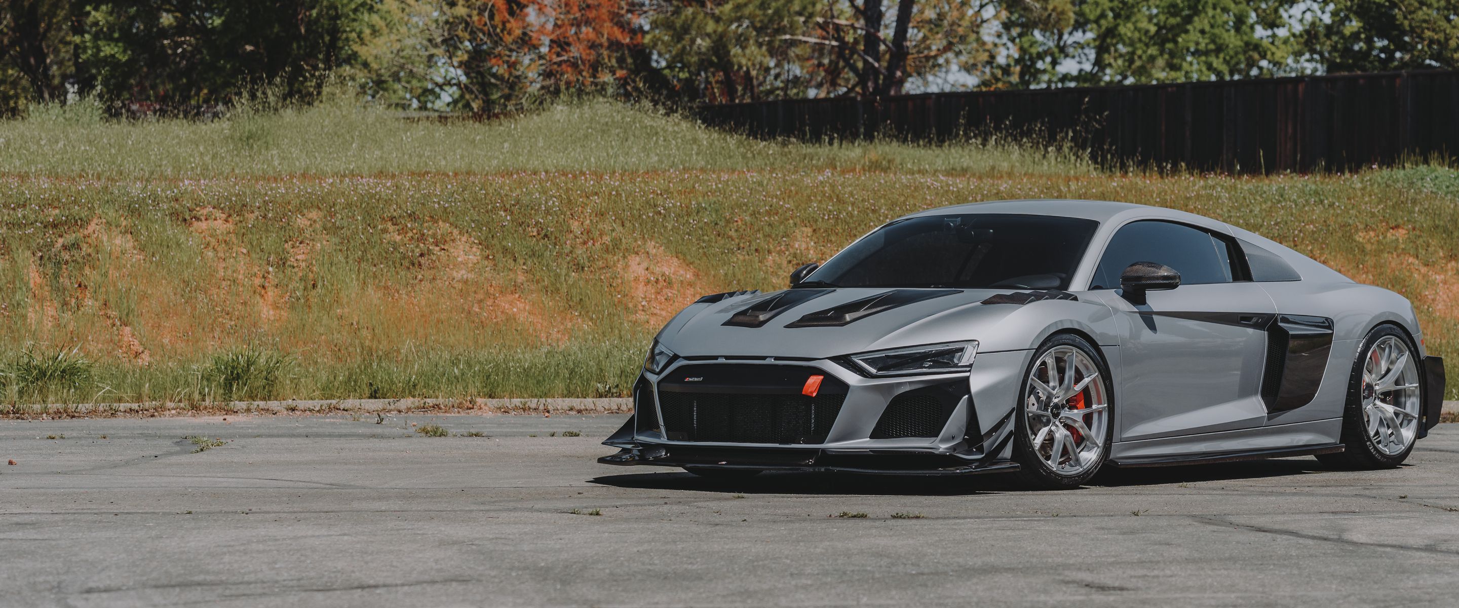 Silver Audi Gen 2 R8 with 19"/20" VS-5RS Apex wheels in Brushed Clear