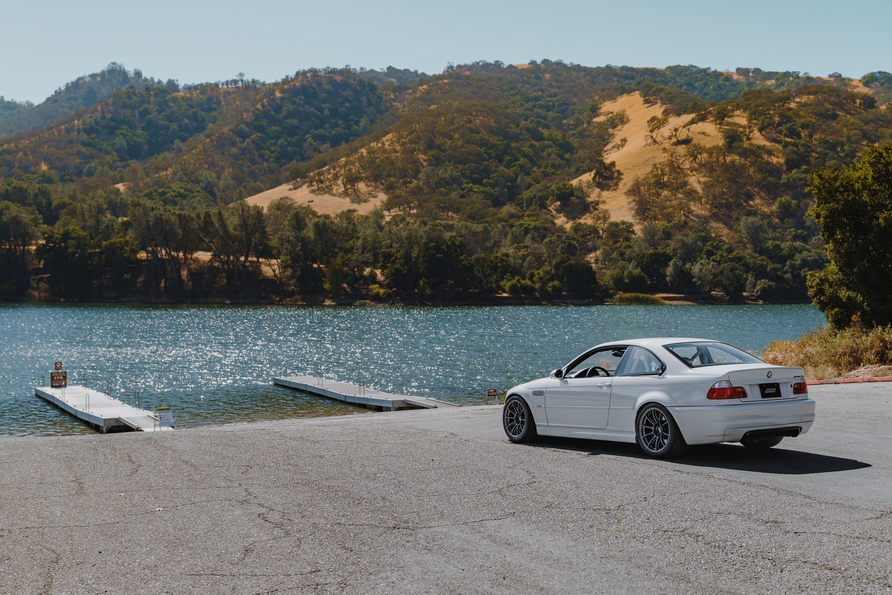 White BMW E46 M3 with 18" SM-10RS Apex wheels in Anthracite