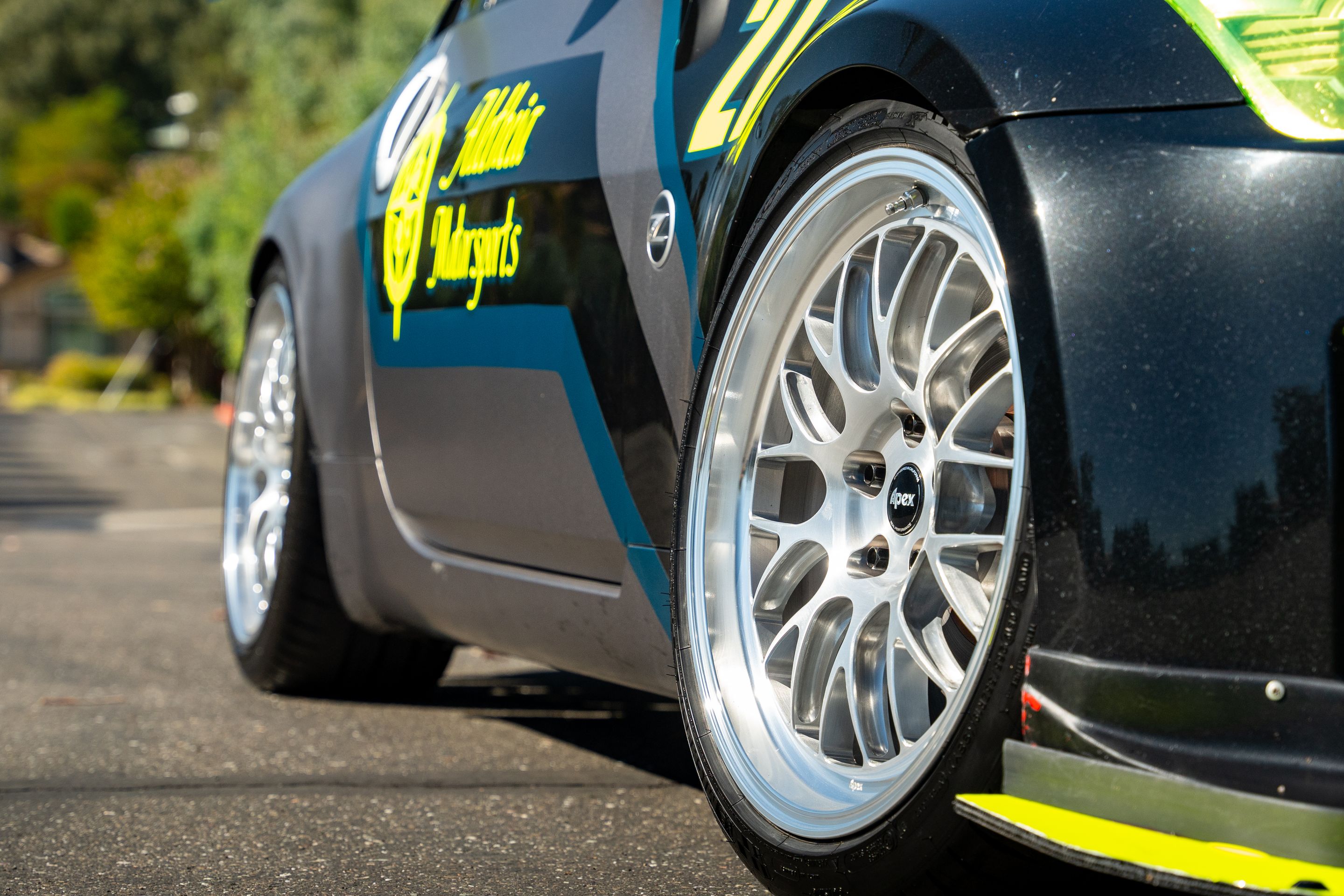 Grey Nissan 350Z with 19" ML-10RT Apex wheels in Machined Lip Brushed Clear