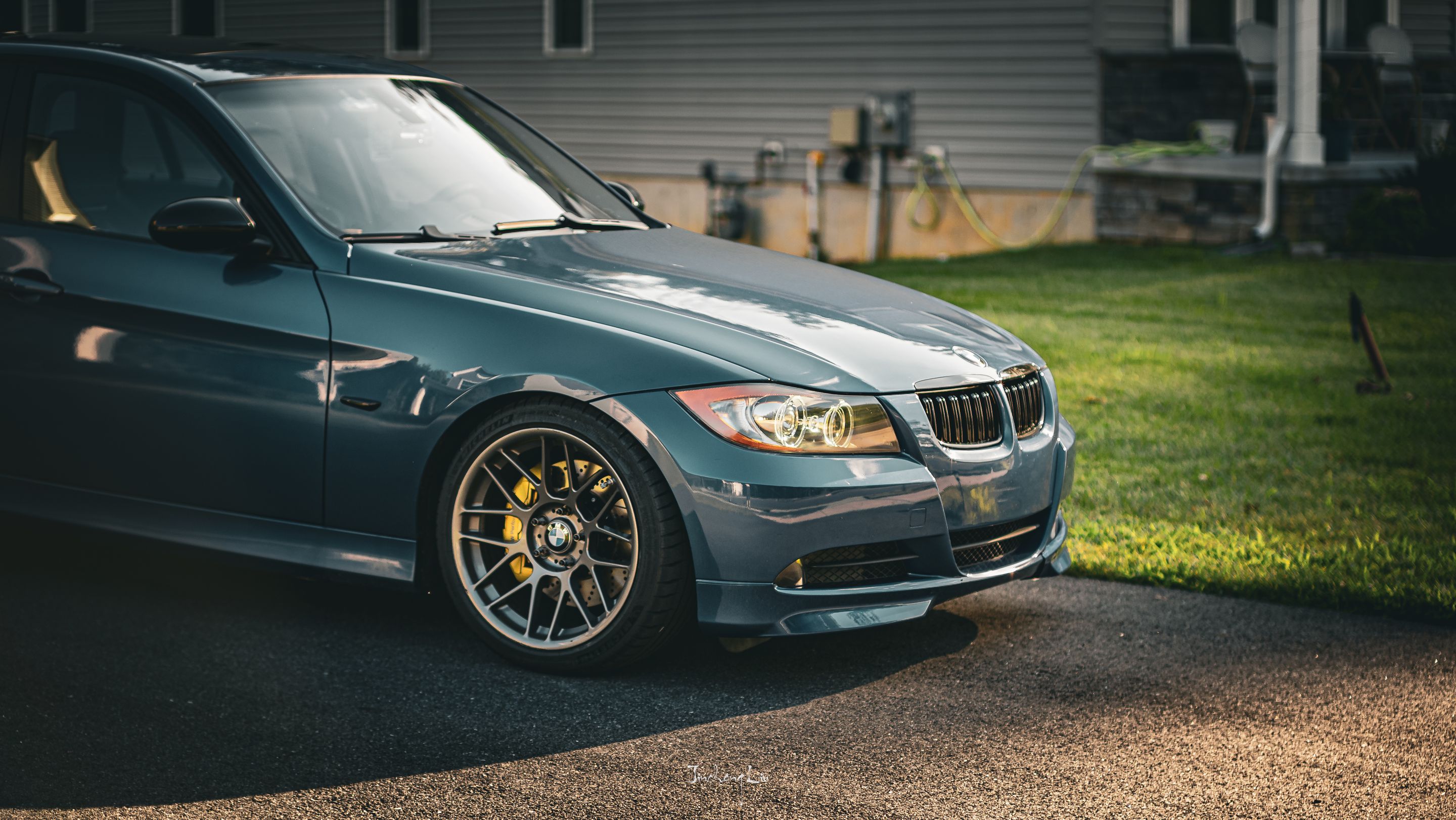 Blue BMW E91 Wagon 3 Series with 18" ARC-8 Apex wheels in Anthracite