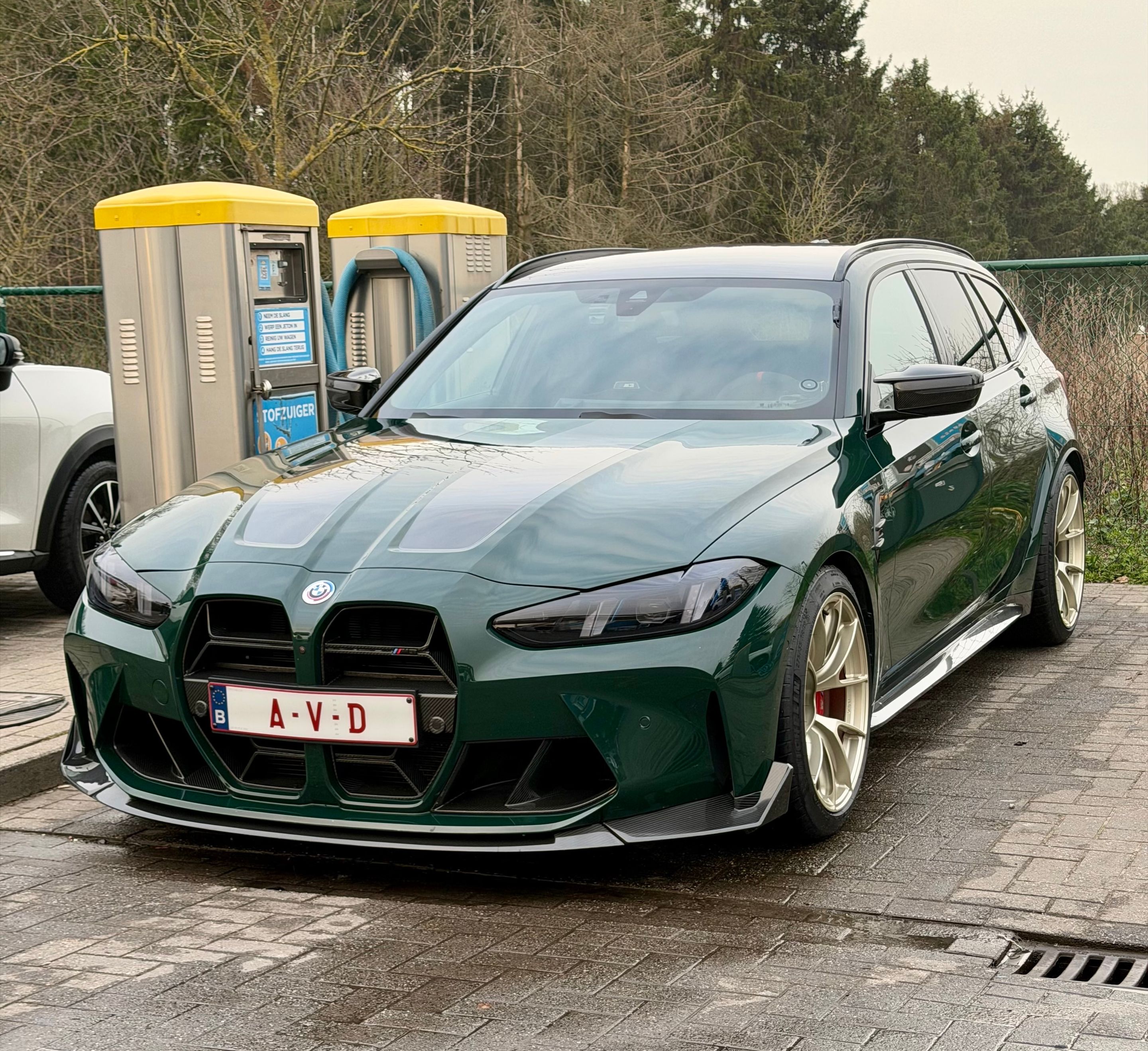 Green BMW G80 M3 with 19"/20" VS-5RS Apex wheels in Motorsport Gold