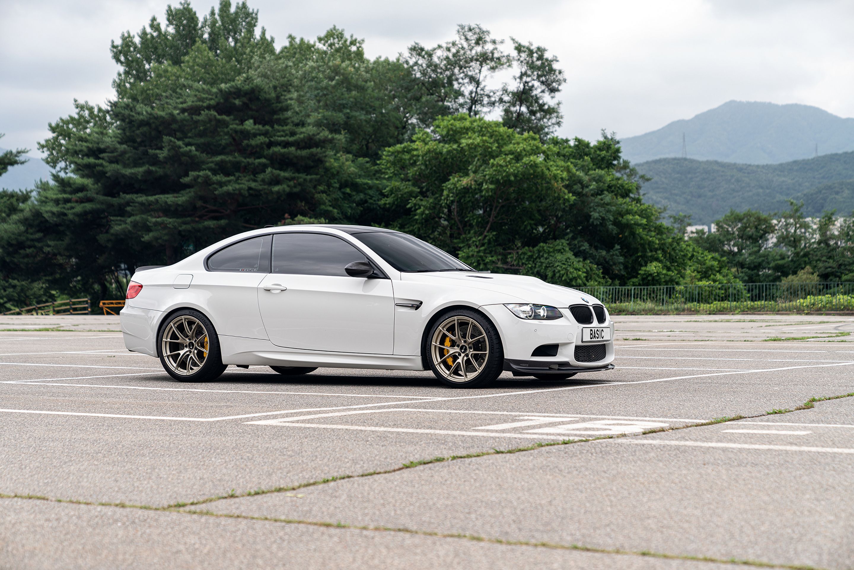 White BMW E92 Coupe M3 with 19" VS-5RS Apex wheels in Motorsport Gold