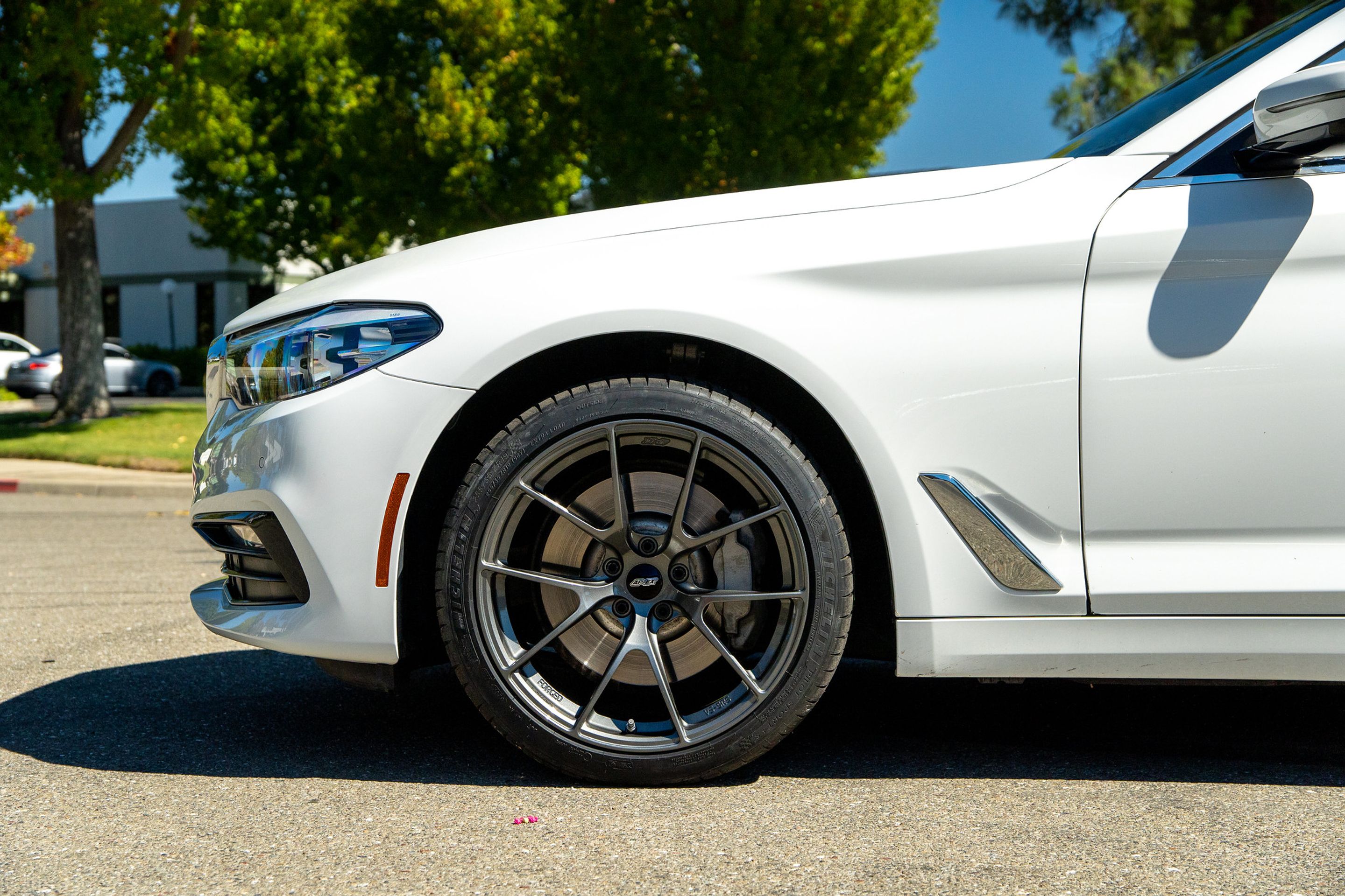 White BMW G30 Sedan 5 Series with 19" VS-5RS Apex wheels in Anthracite