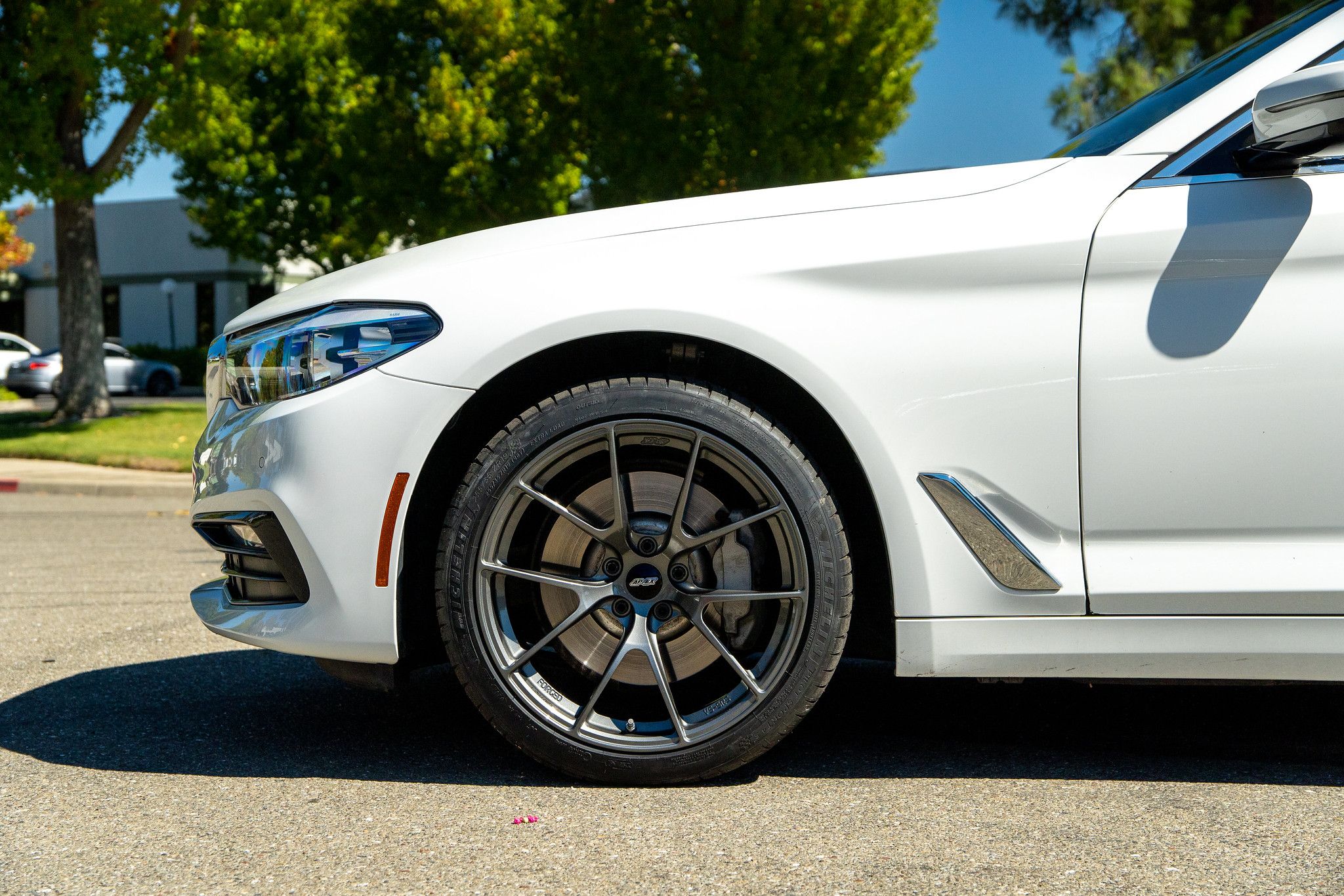 White BMW G30 Sedan 5 Series with 19" VS-5RS Apex wheels in Anthracite
