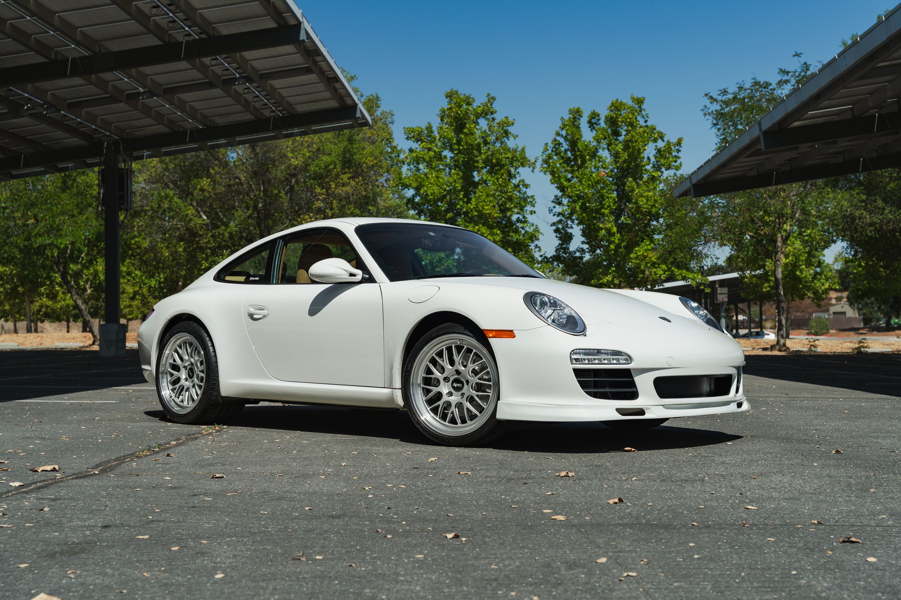 White Porsche 911 997 Carrera with 19" ML-10RT Apex wheels in Machined Lip Race Silver