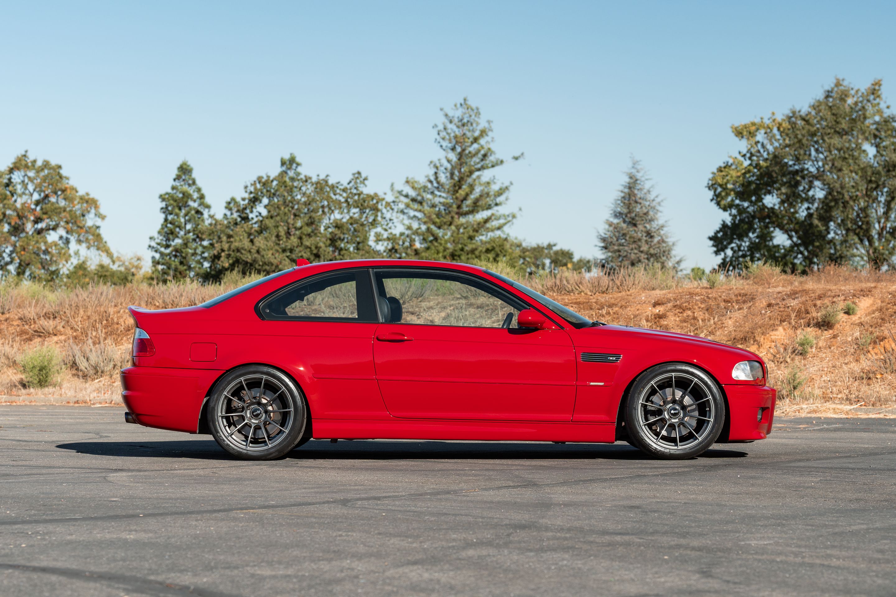 Red BMW E46 M3 with 18" SM-10RS Apex wheels in Anthracite