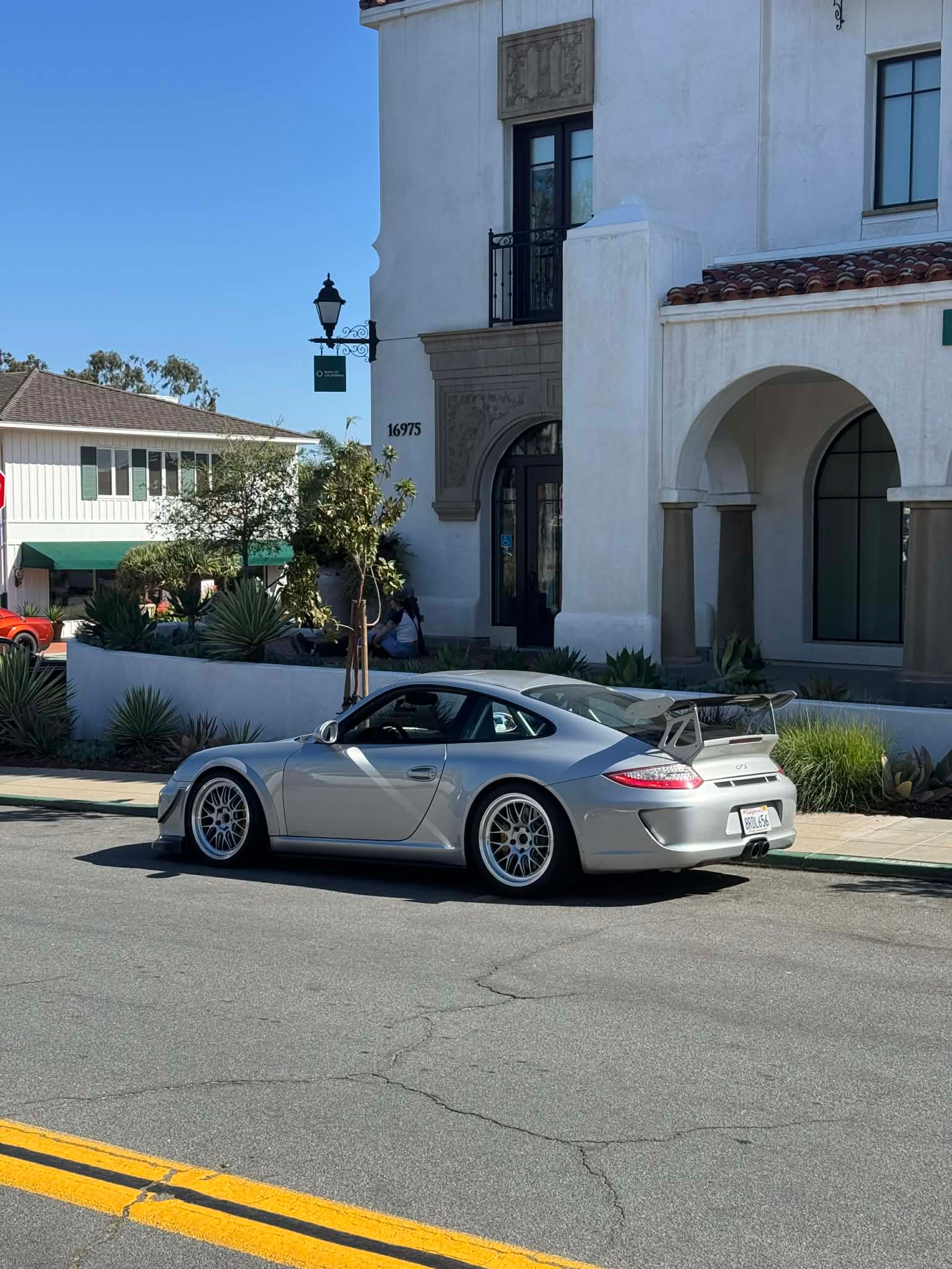 Silver Porsche 911 997 GT3 with 19" ML-10RT Apex wheels in Machined Lip Race Silver