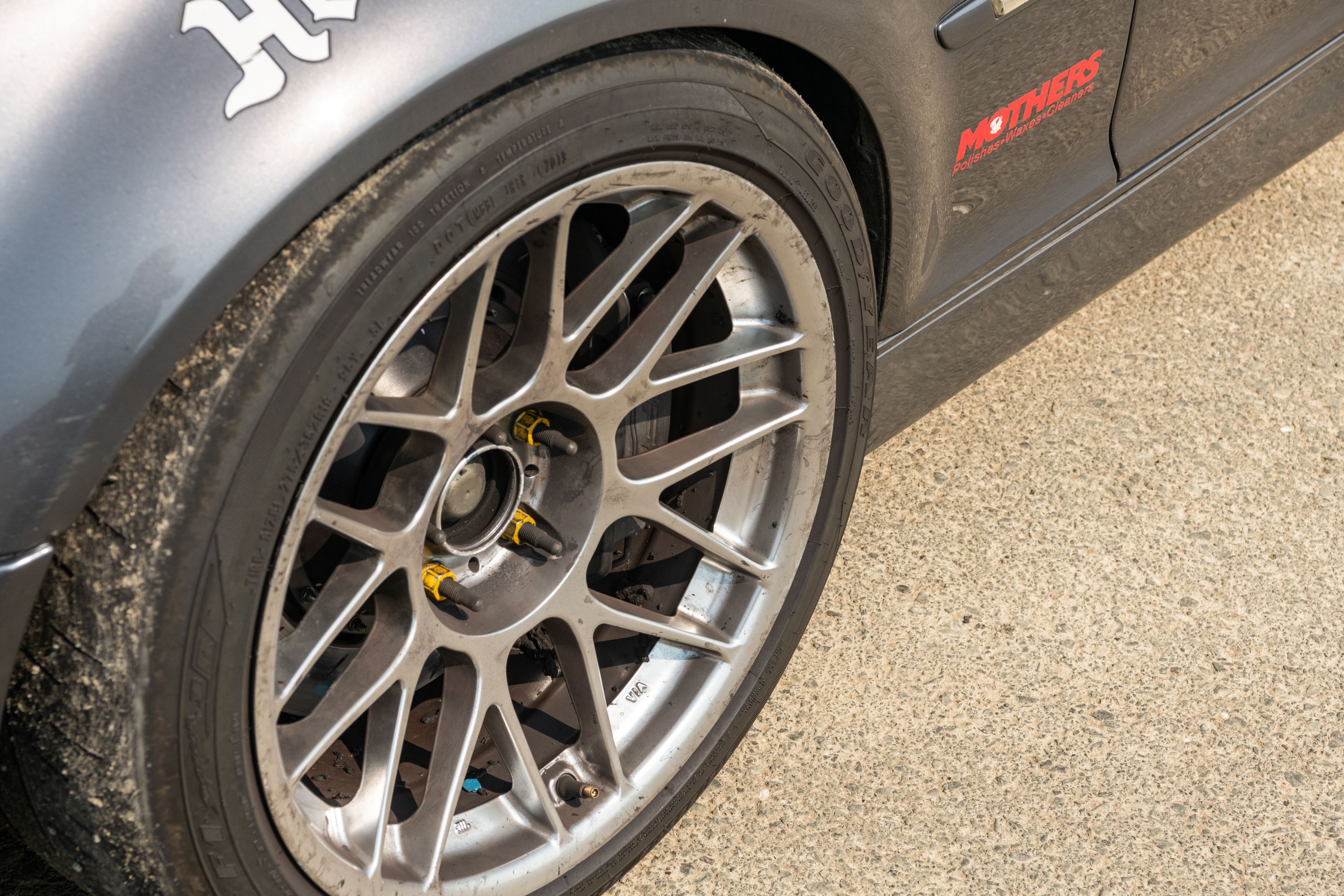 Race Livery BMW E46 M3 with 18" ARC-8 Apex wheels in Hyper Silver