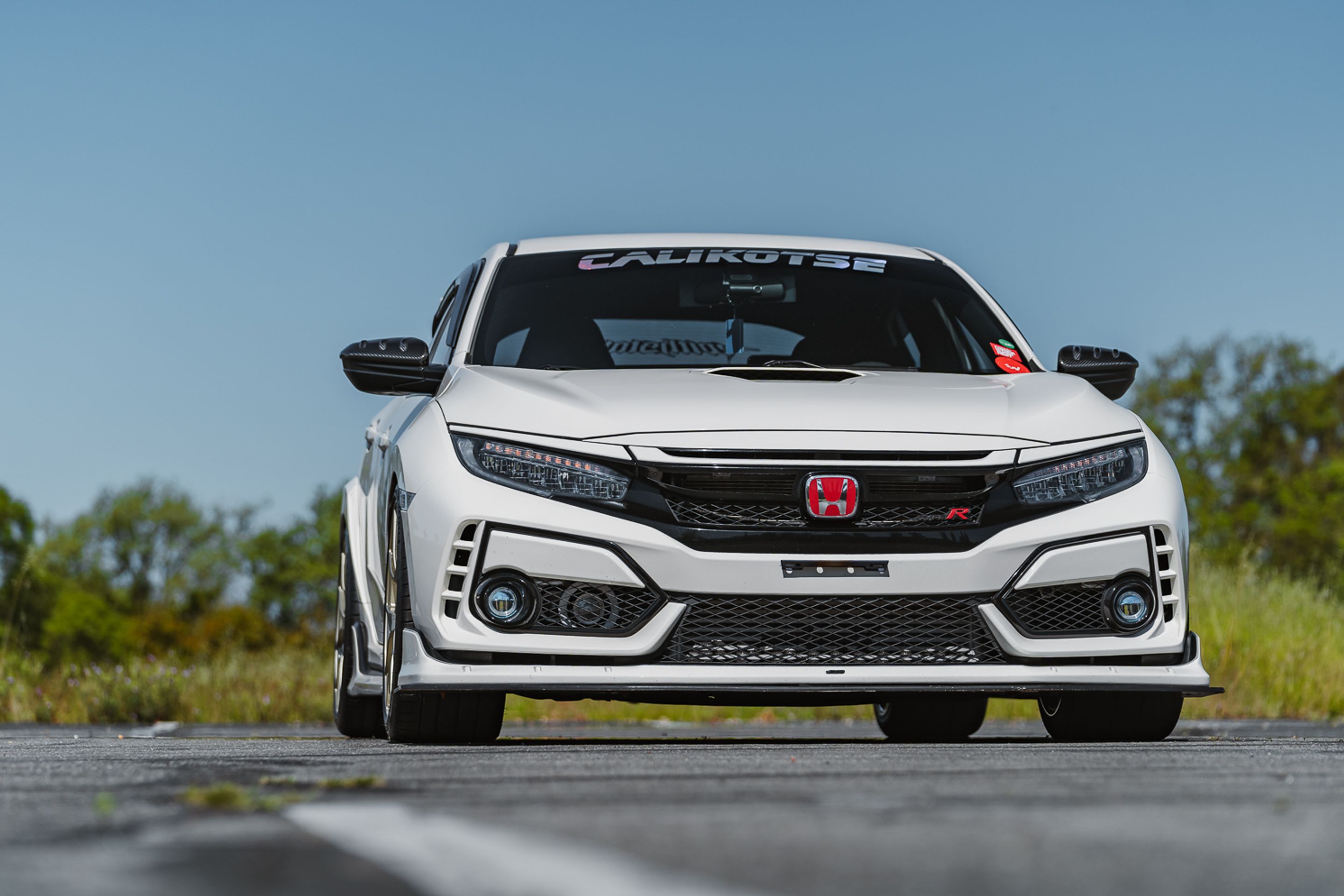 White Honda FK8 Civic Type-R with 19" VS-5RS Apex wheels in Motorsport Gold