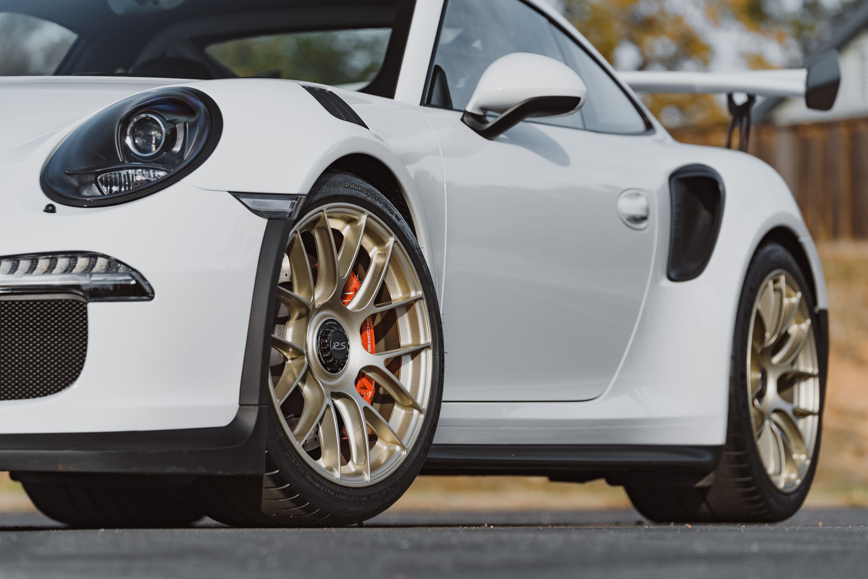 White Porsche 911 991.1 GT3 RS with 19" EC-7RS Apex wheels in Motorsport Gold