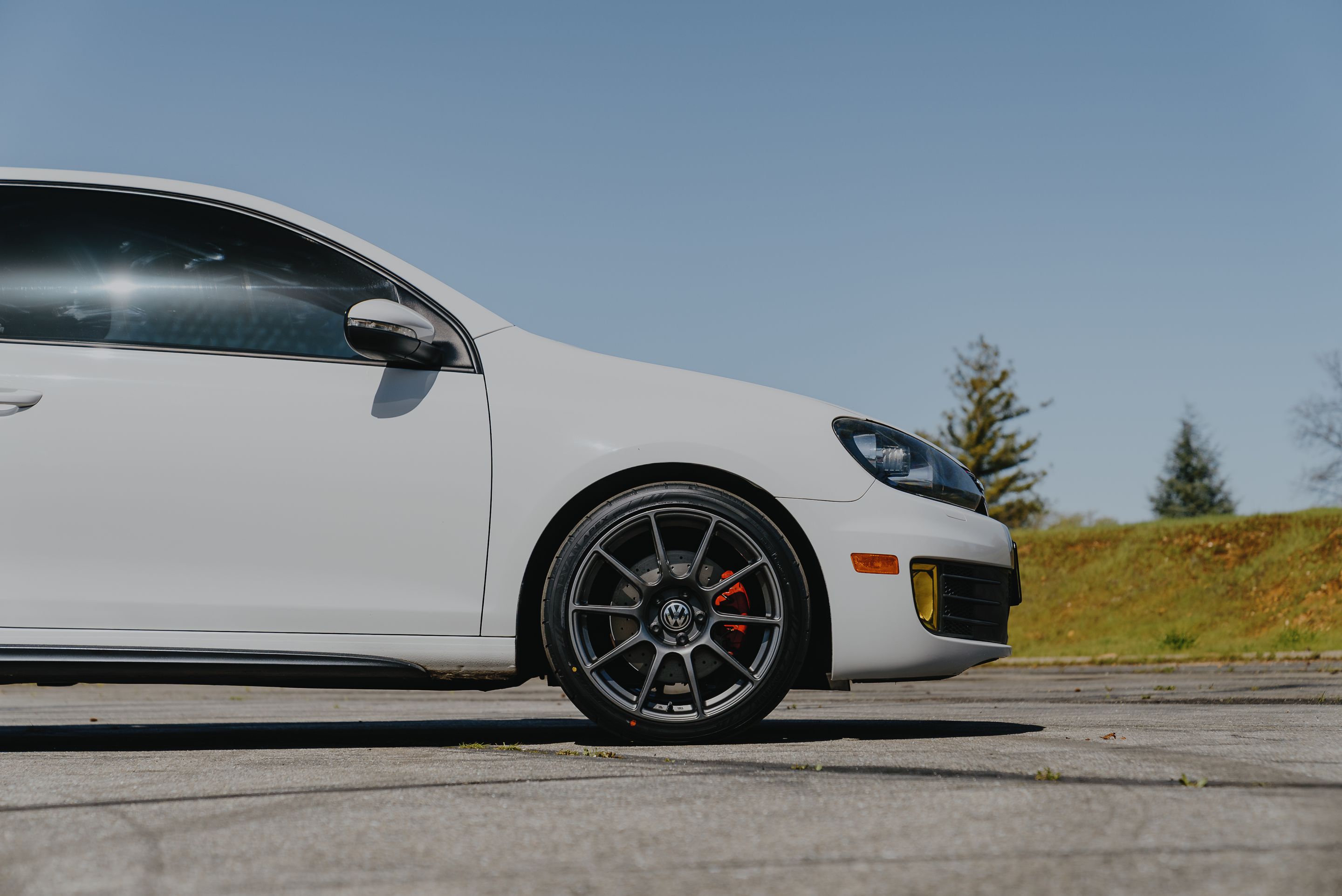 White VW MK6 GTI with 18" SM-10 Apex wheels in Anthracite