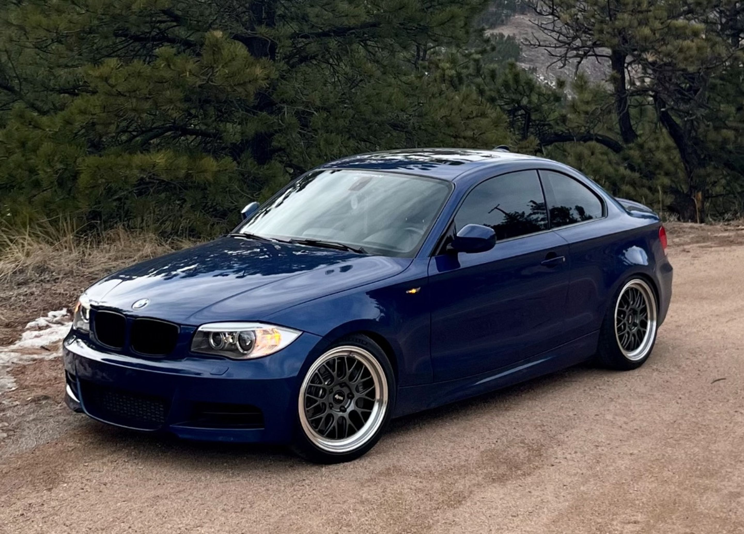 Blue BMW E82 Coupe 1 Series with 18" ML-10RT Apex wheels in Machined Lip Anthracite