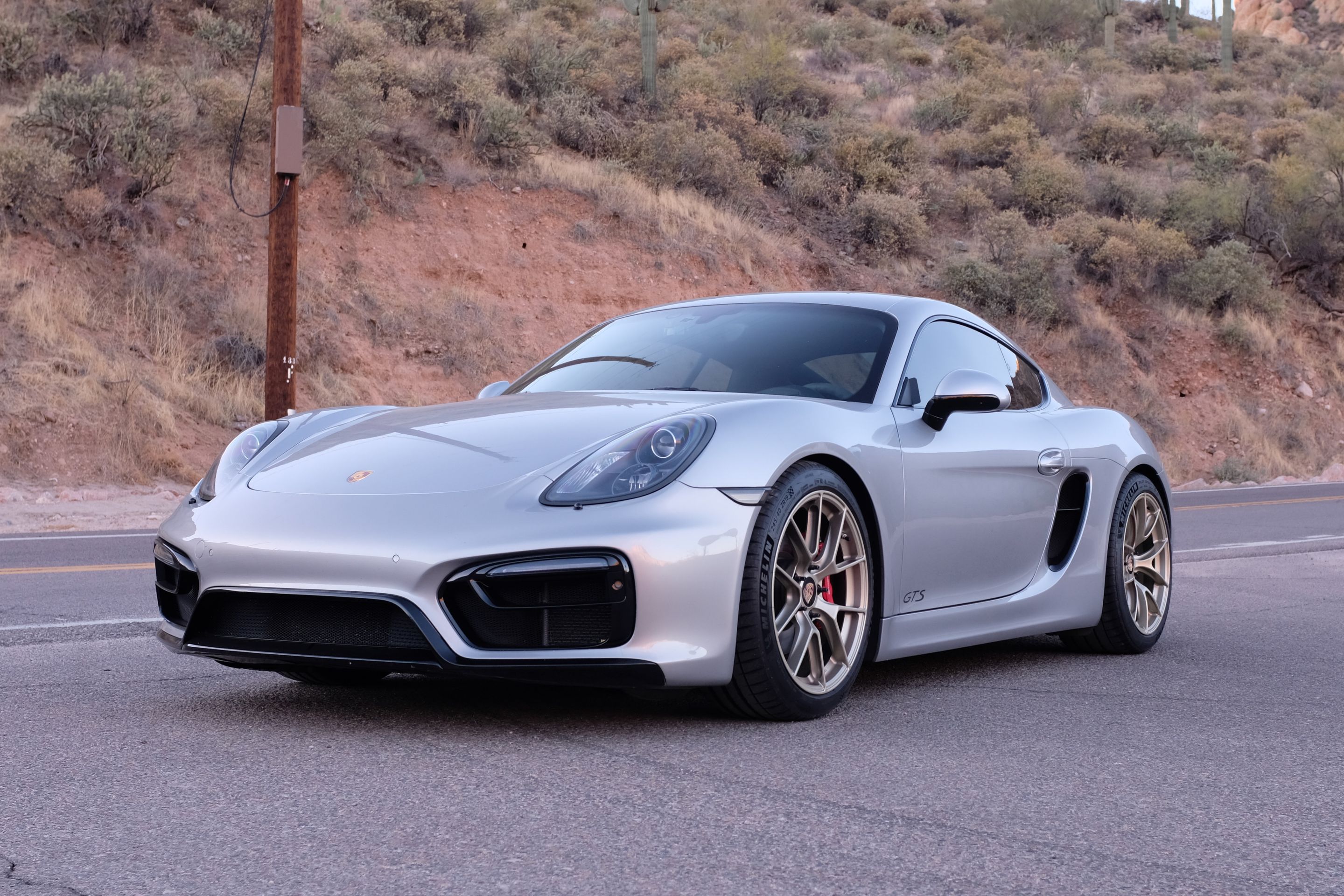Silver Porsche 981 Cayman GTS with 19" VS-5RS Apex wheels in Motorsport Gold