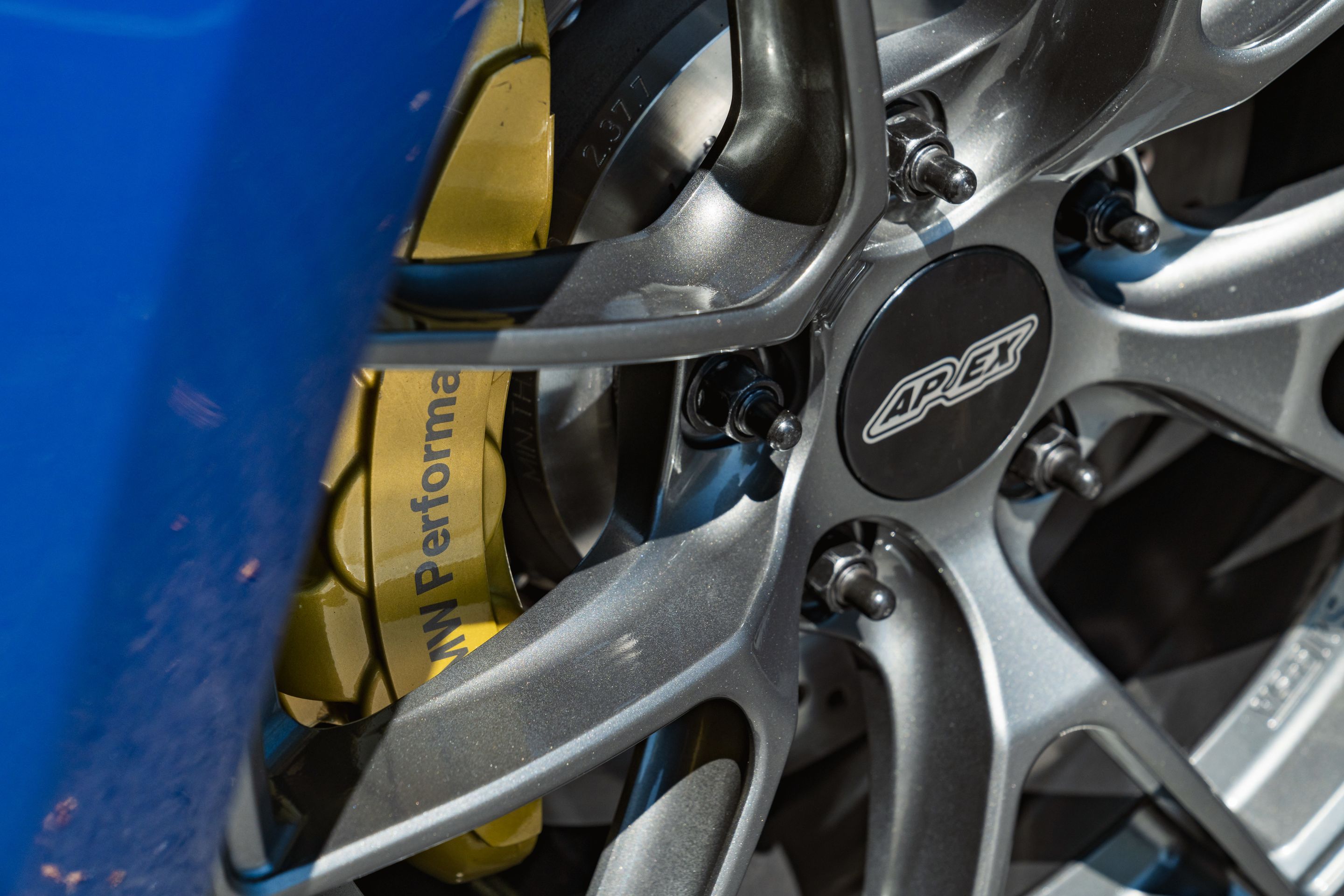 Blue BMW E82 Coupe 1 Series with 17" VS-5RS Apex wheels in Anthracite