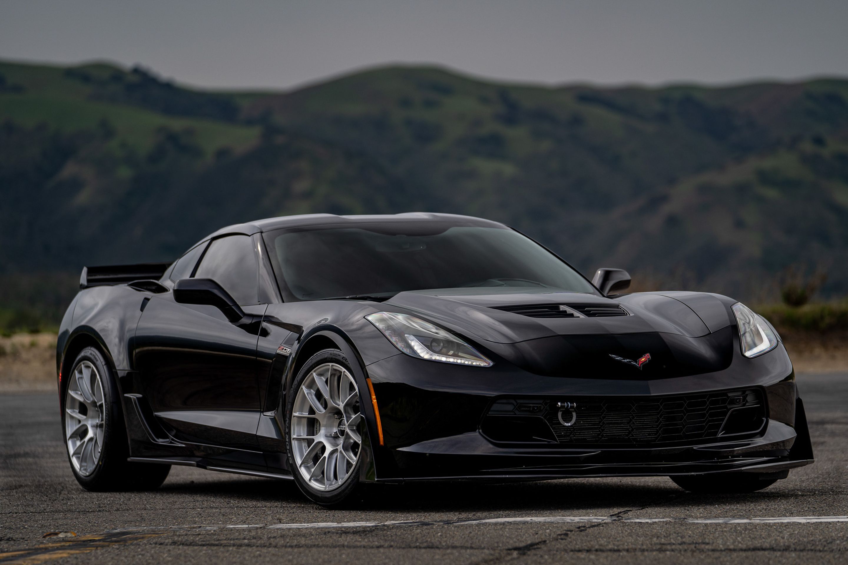 Black Chevrolet C7 Corvette Z06 with 18"/19" EC-7RS Apex wheels in Brushed Clear