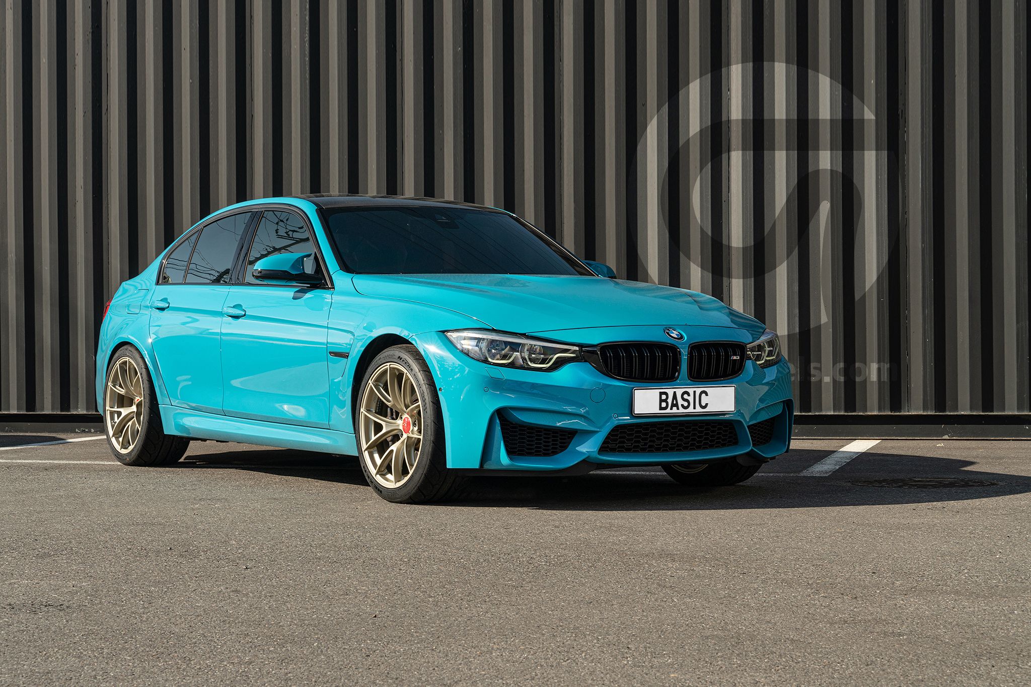 Blue BMW F80 M3 with 19" VS-5RS Apex wheels in Motorsport Gold
