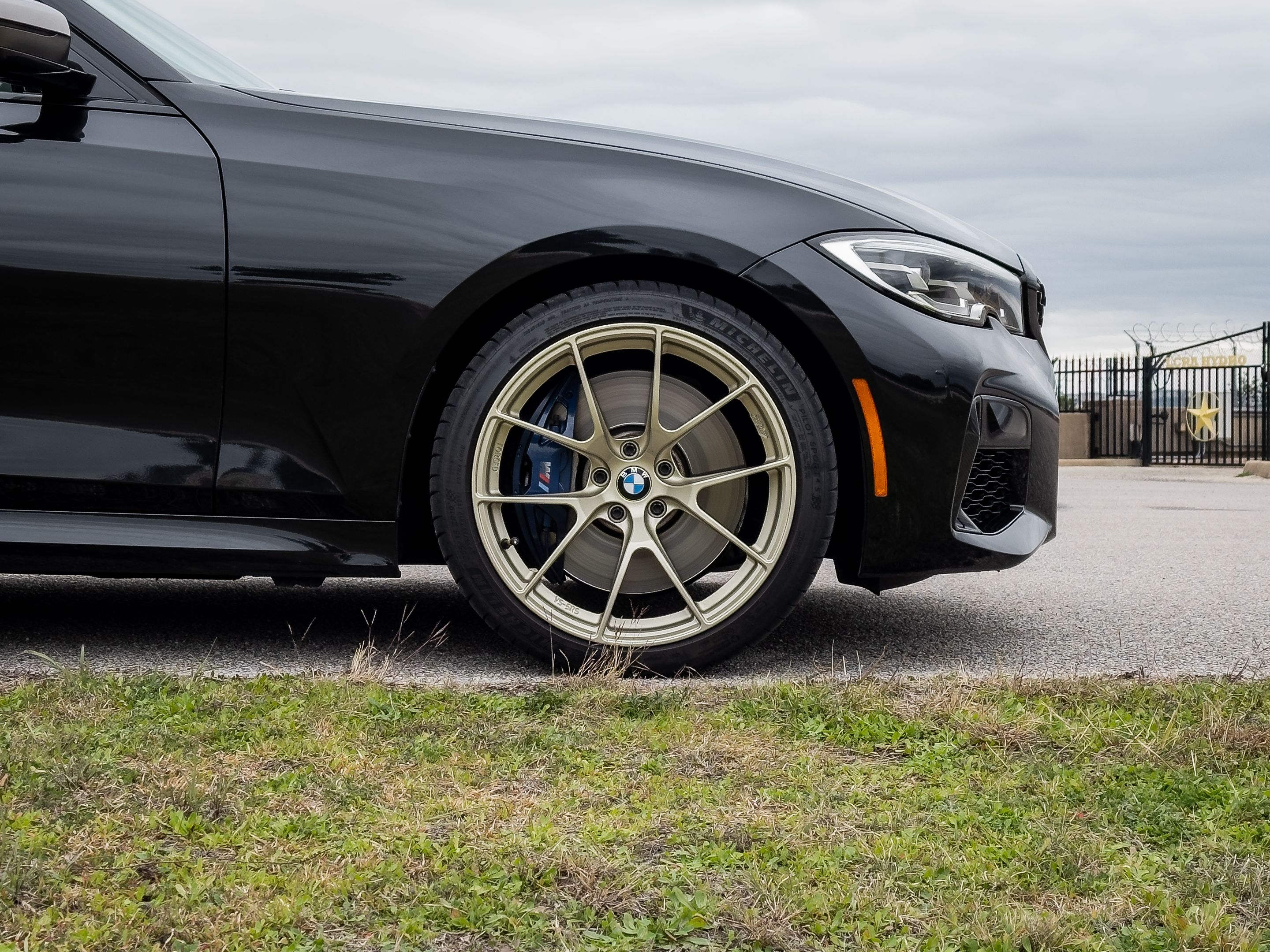 Grey BMW G20 Sedan 3 Series with 19" VS-5RS Apex wheels in Motorsport Gold