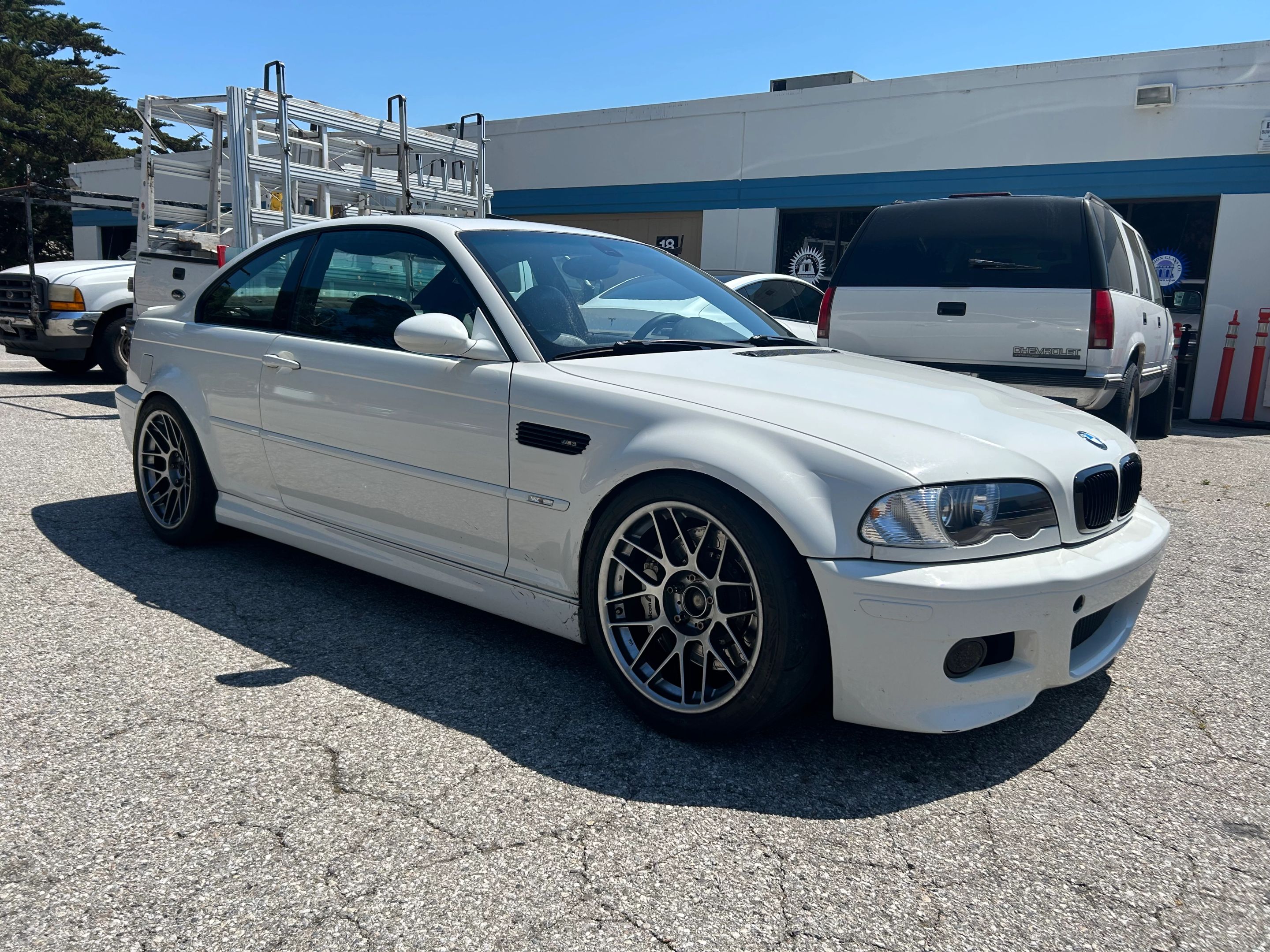 White BMW E46 M3 with 18" ARC-8 Apex wheels in Anthracite