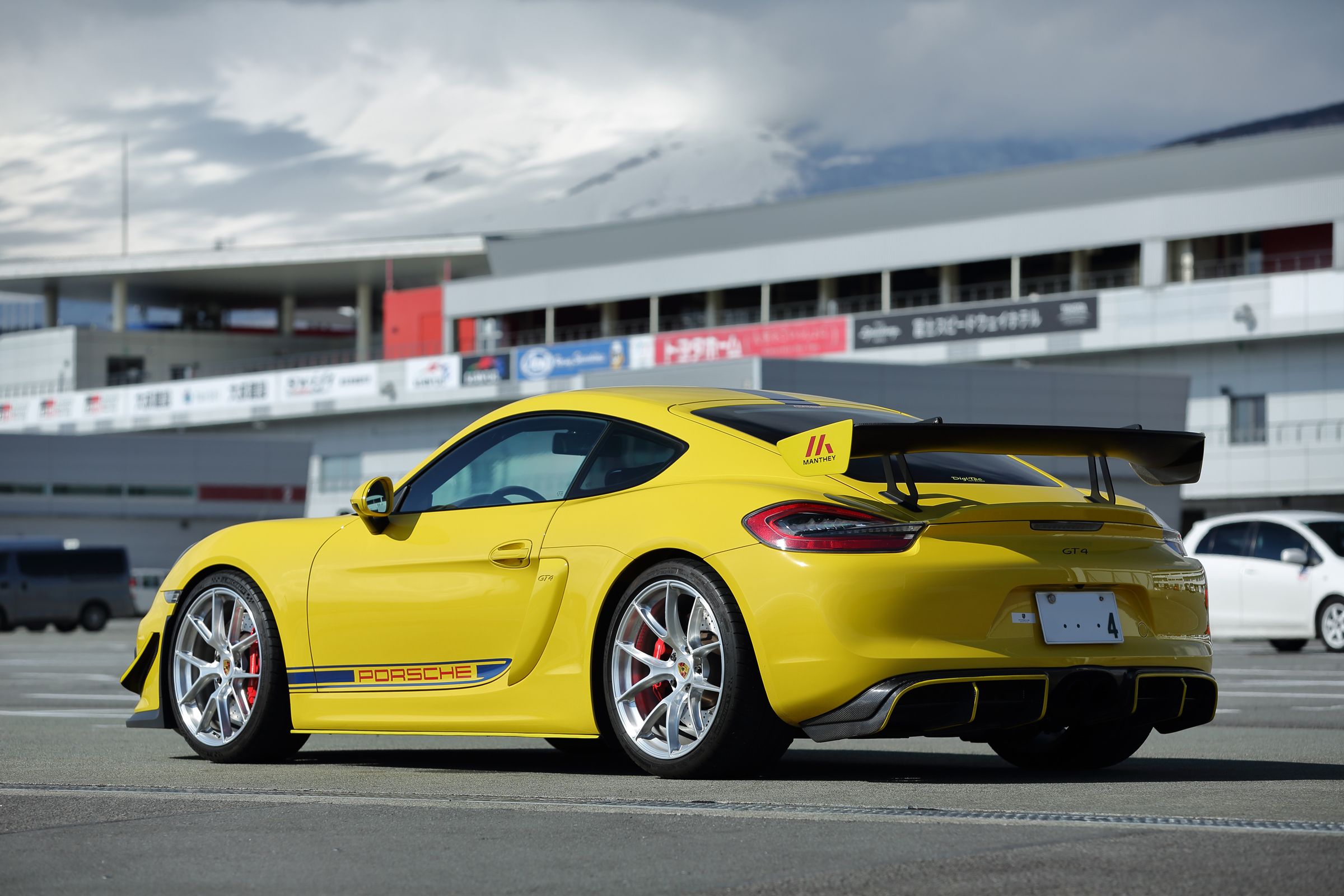 Yellow Porsche 981 Cayman GT4 with 20" VS-5RS Apex wheels in Brushed Clear