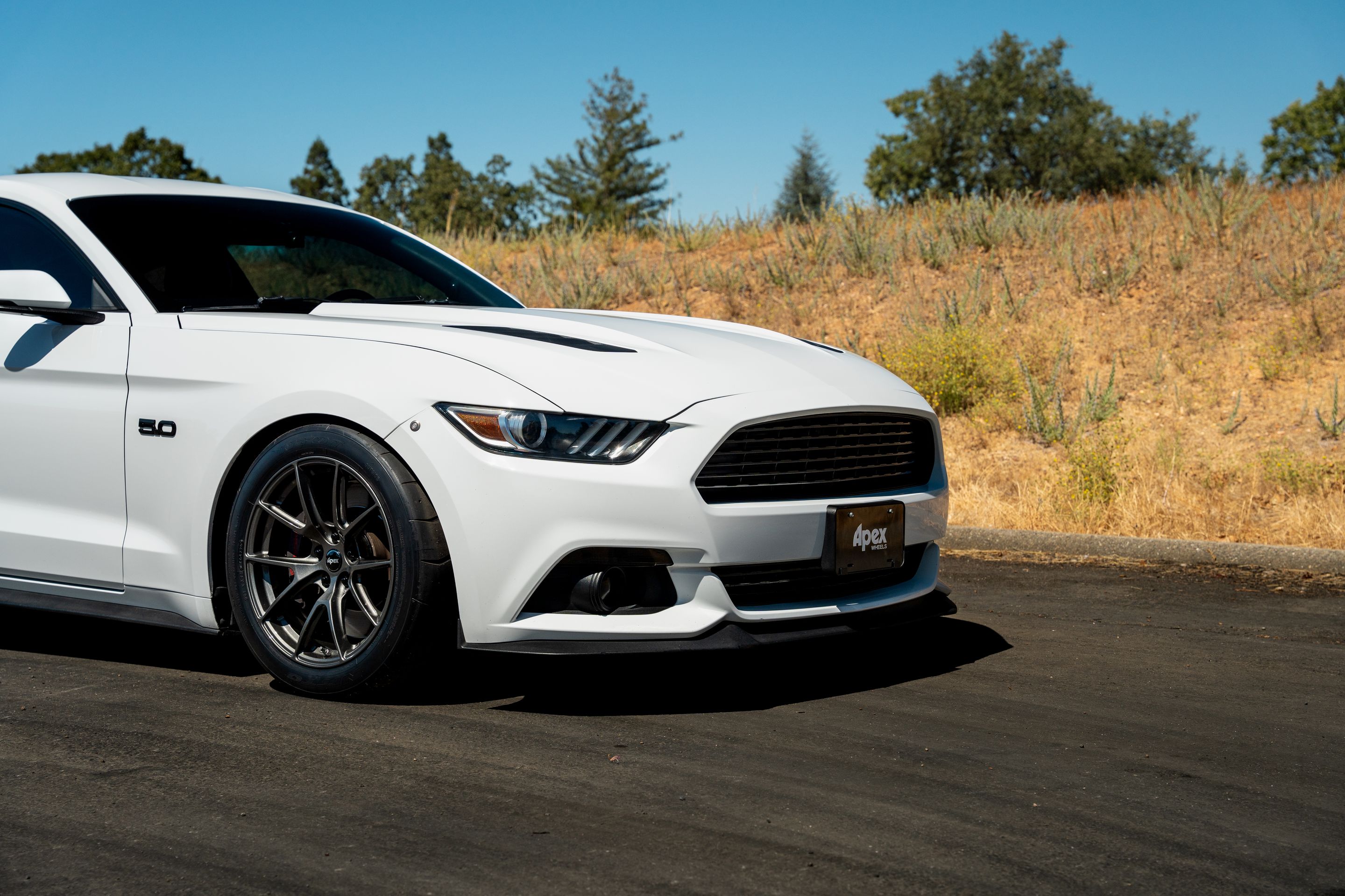 White Ford S550 Mustang GT with 18" VS-5 Apex wheels in Anthracite