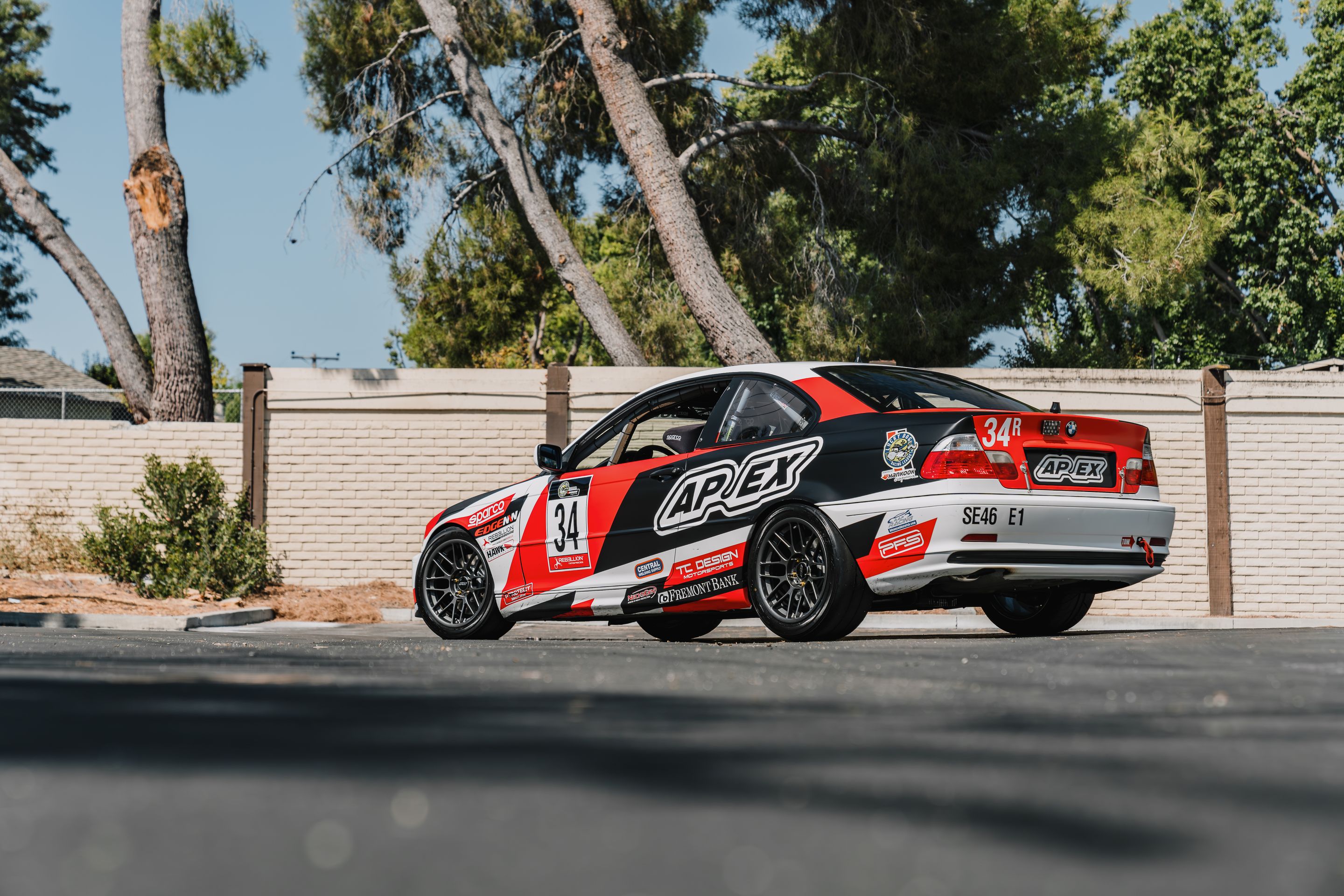 Race Livery BMW E46 3 Series with 17" ARC-8RT Apex wheels in Anthracite