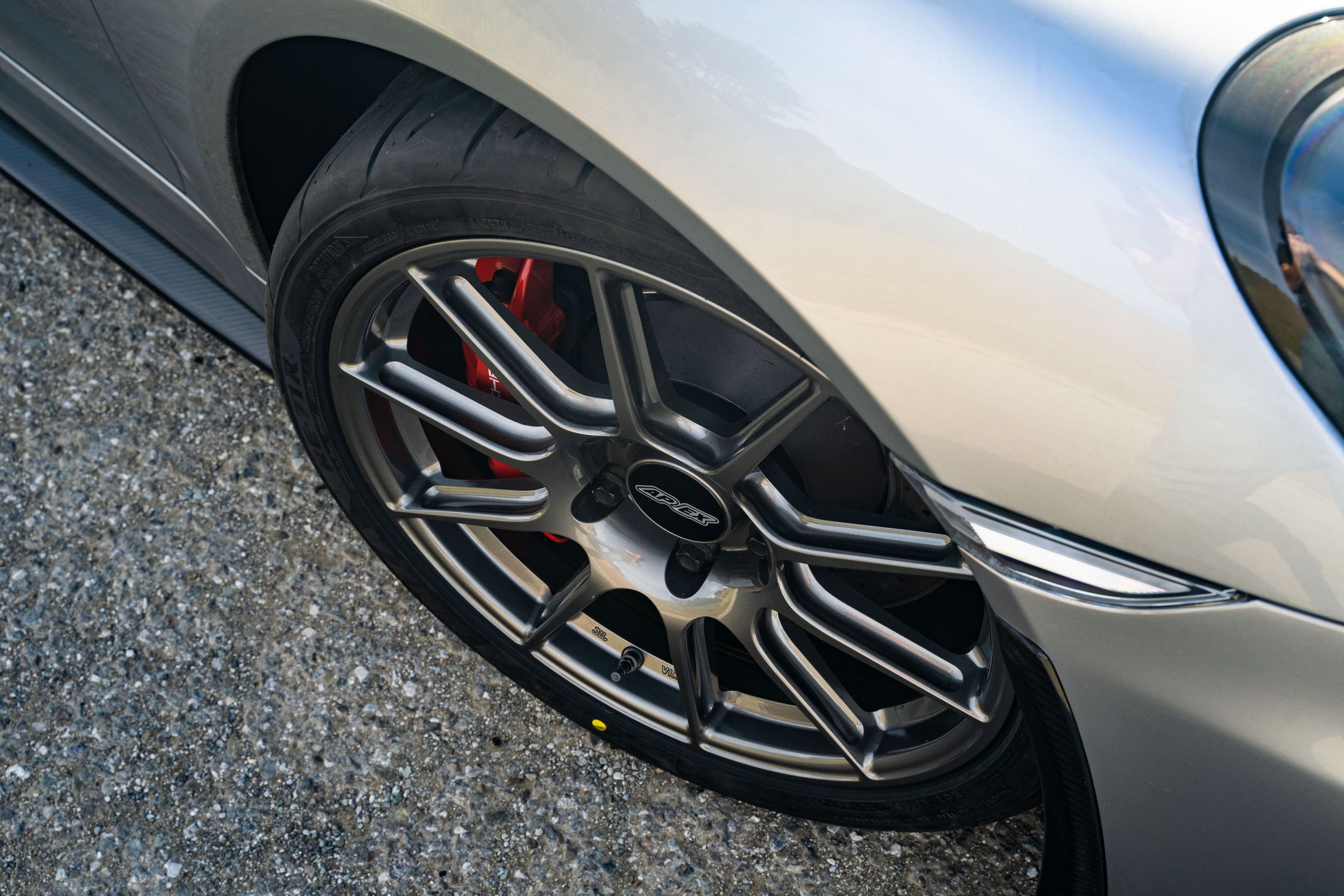 Silver Porsche 981 Cayman GT4 with 19" SM-10 Apex wheels in Anthracite