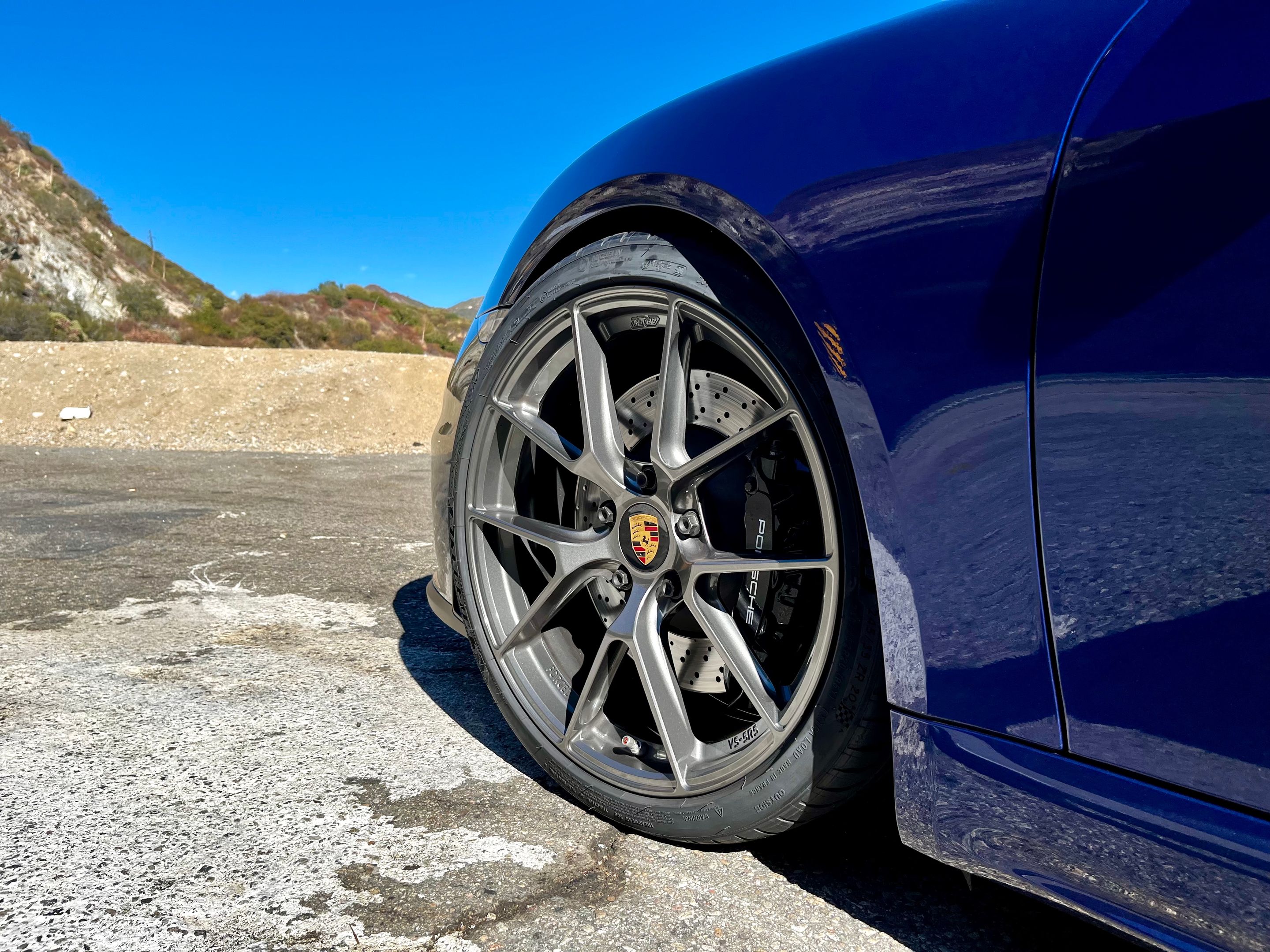 Blue Porsche 718 Spyder with 20" VS-5RS Apex wheels in Anthracite