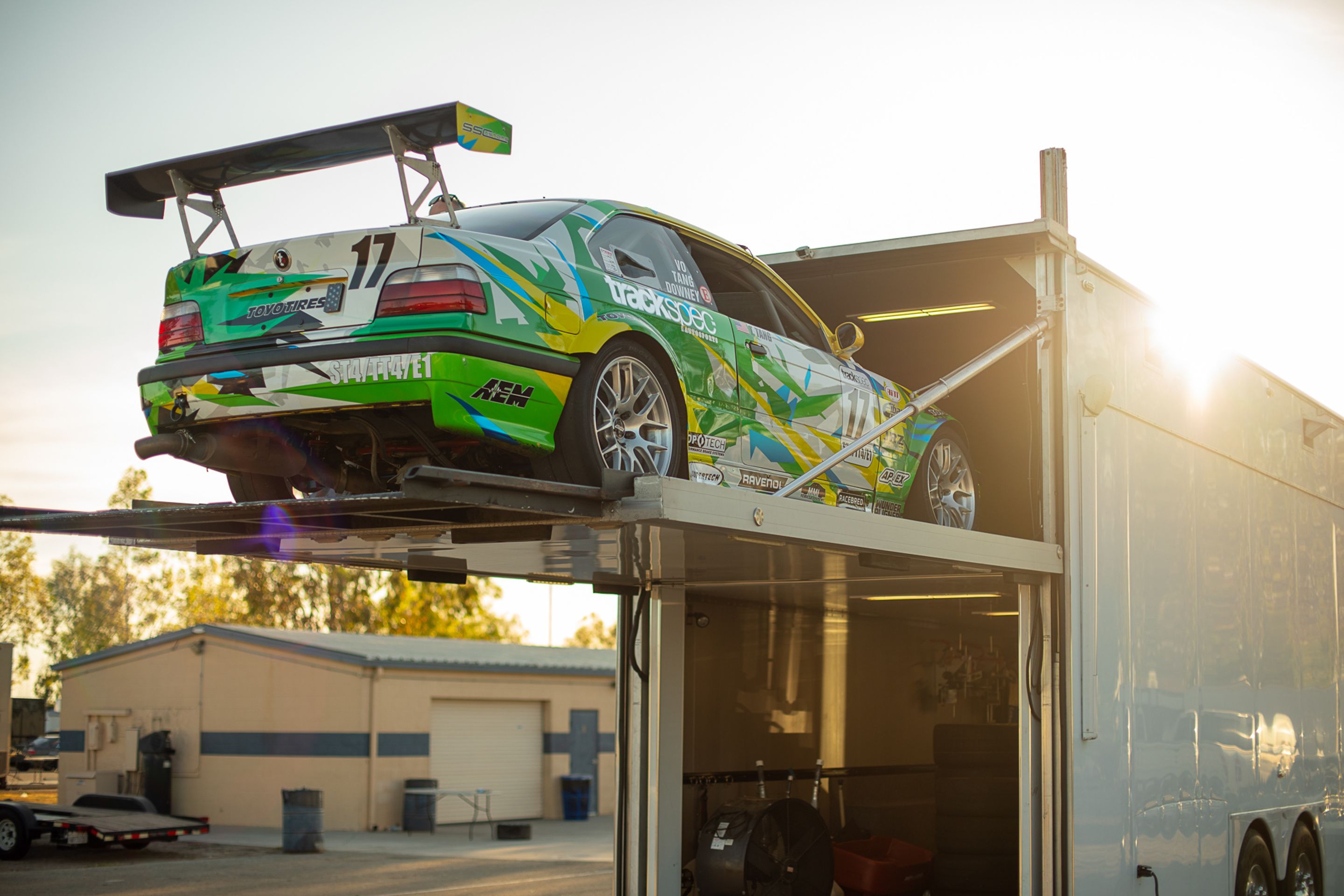 Race Livery BMW E36 M3 with 18" EC-7R Apex wheels in Brushed Clear