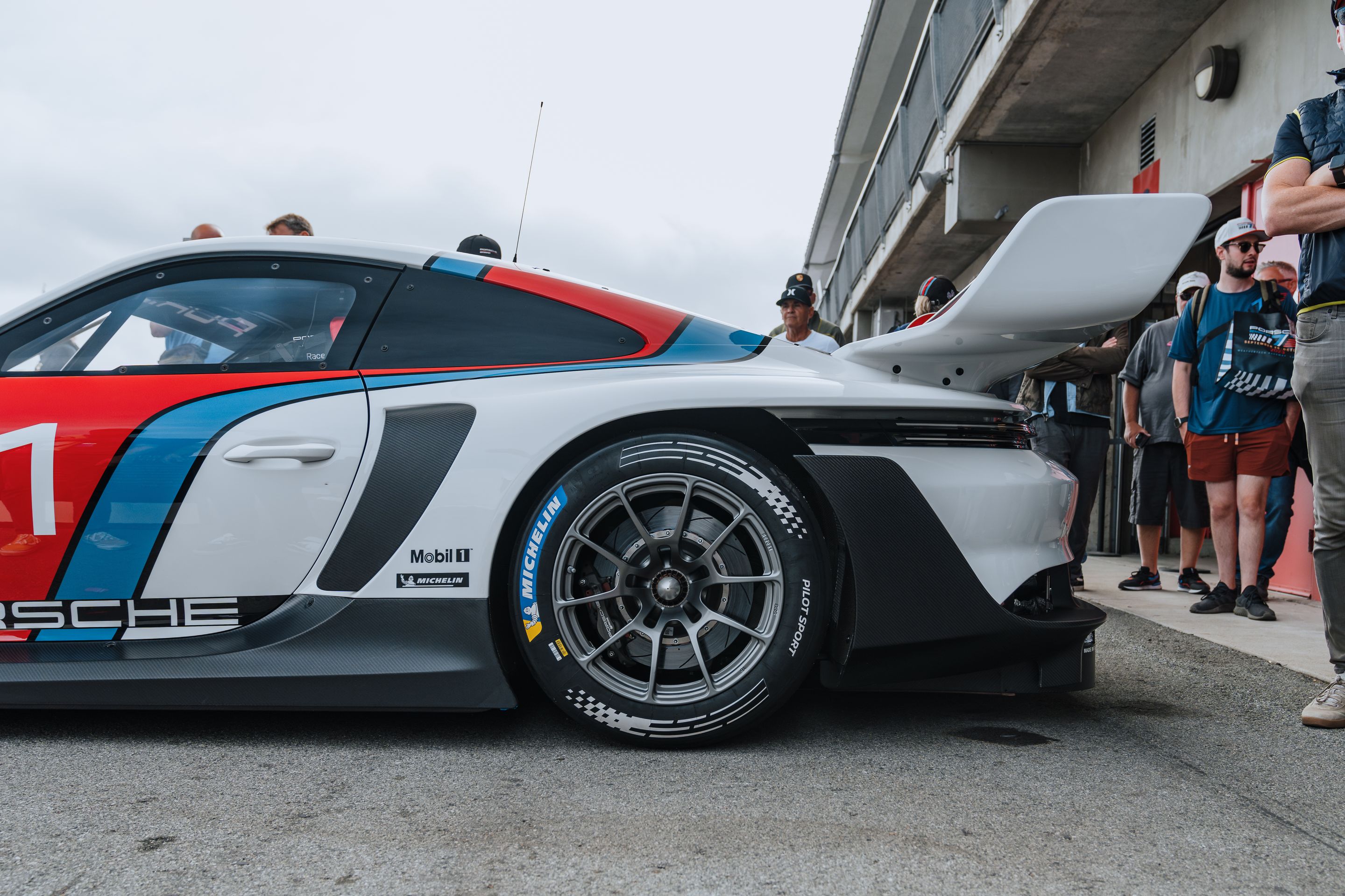 White Porsche 911 996 GT2 with 18" EC-7RS Apex wheels in Anthracite
