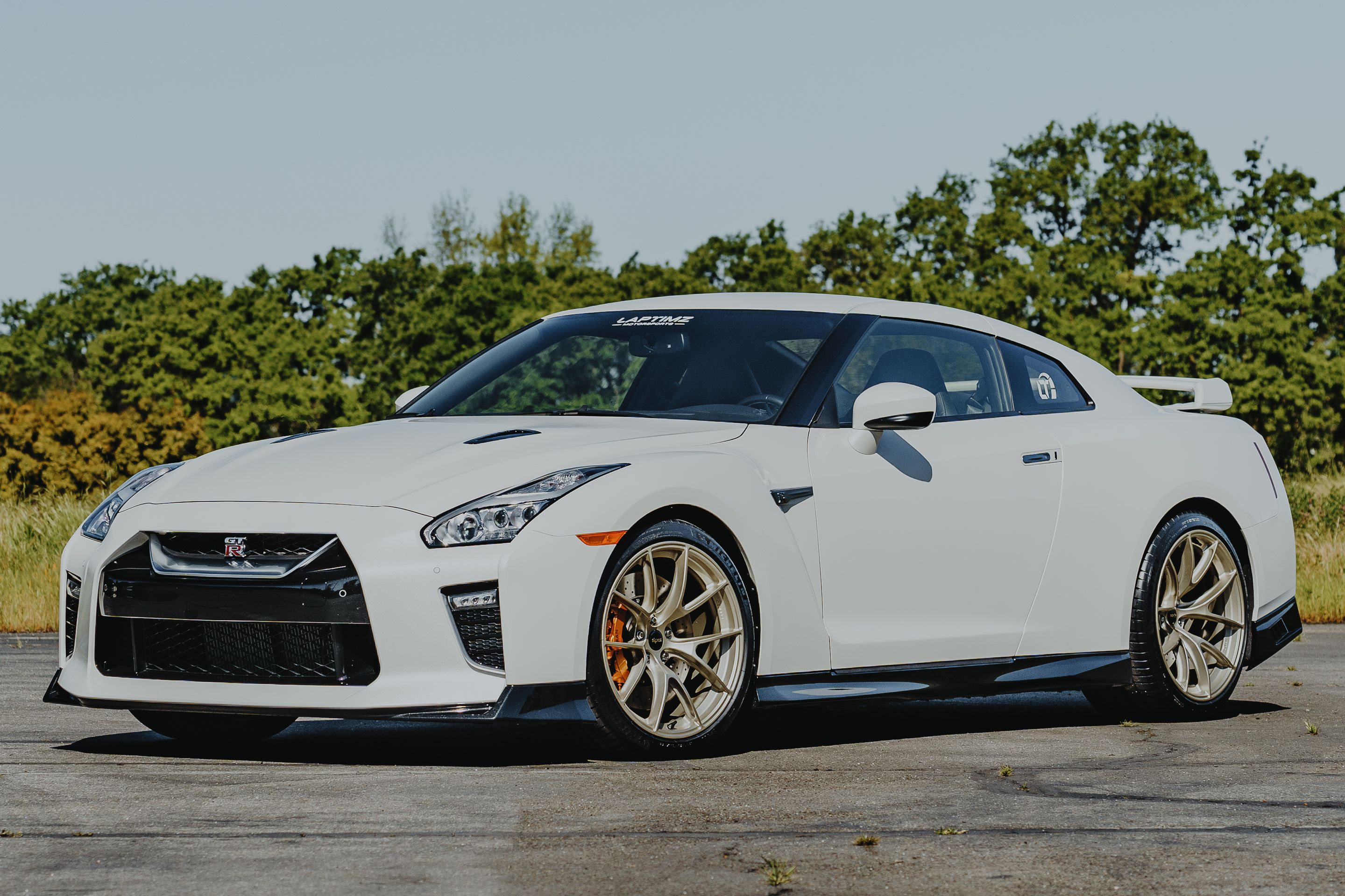 White Nissan R35 GT-R Base with 20" VS-5RS Apex wheels in Motorsport Gold