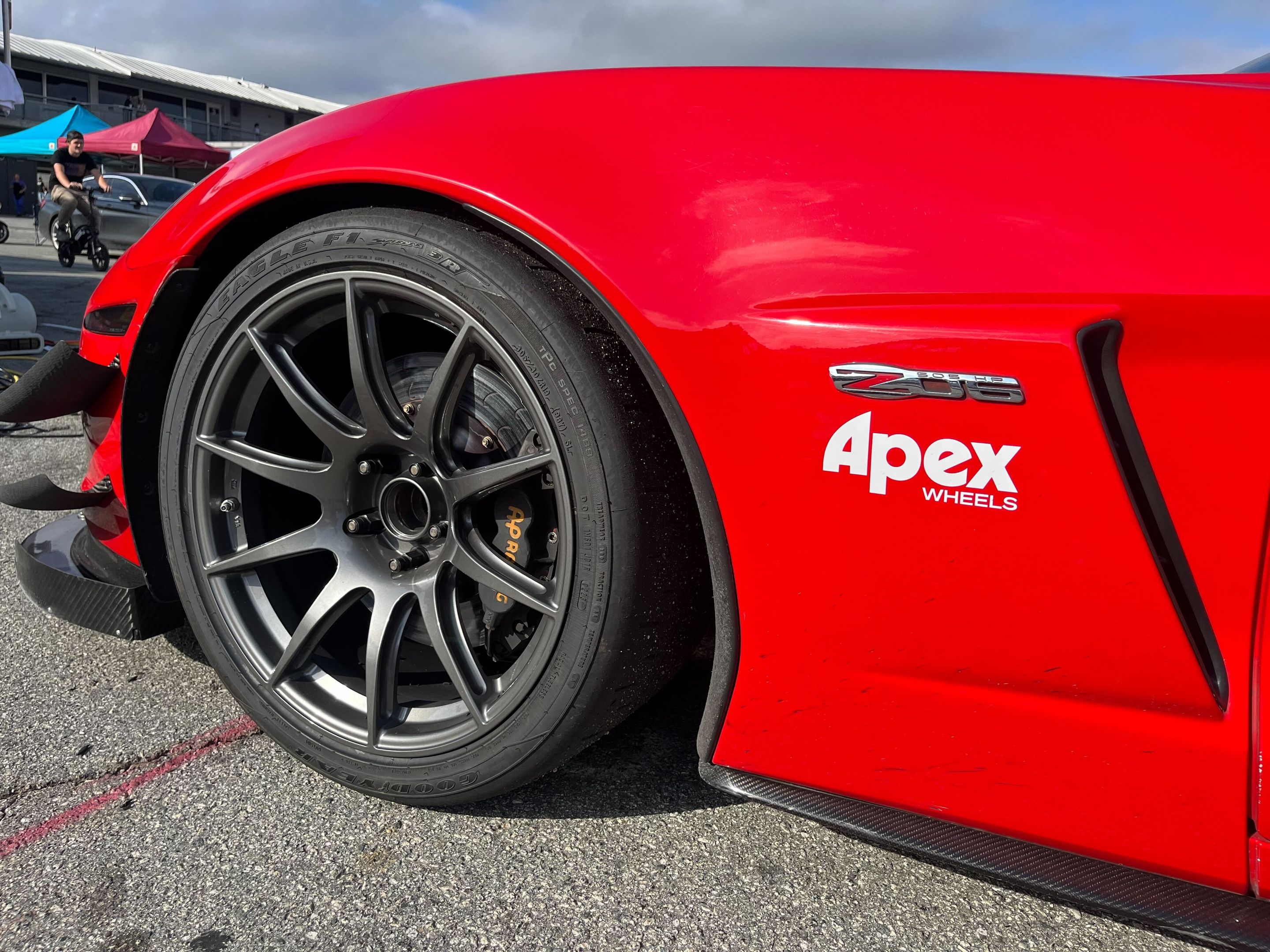 Red Chevrolet C6 Corvette Z06 with 19" SM-10RS Apex wheels in Anthracite