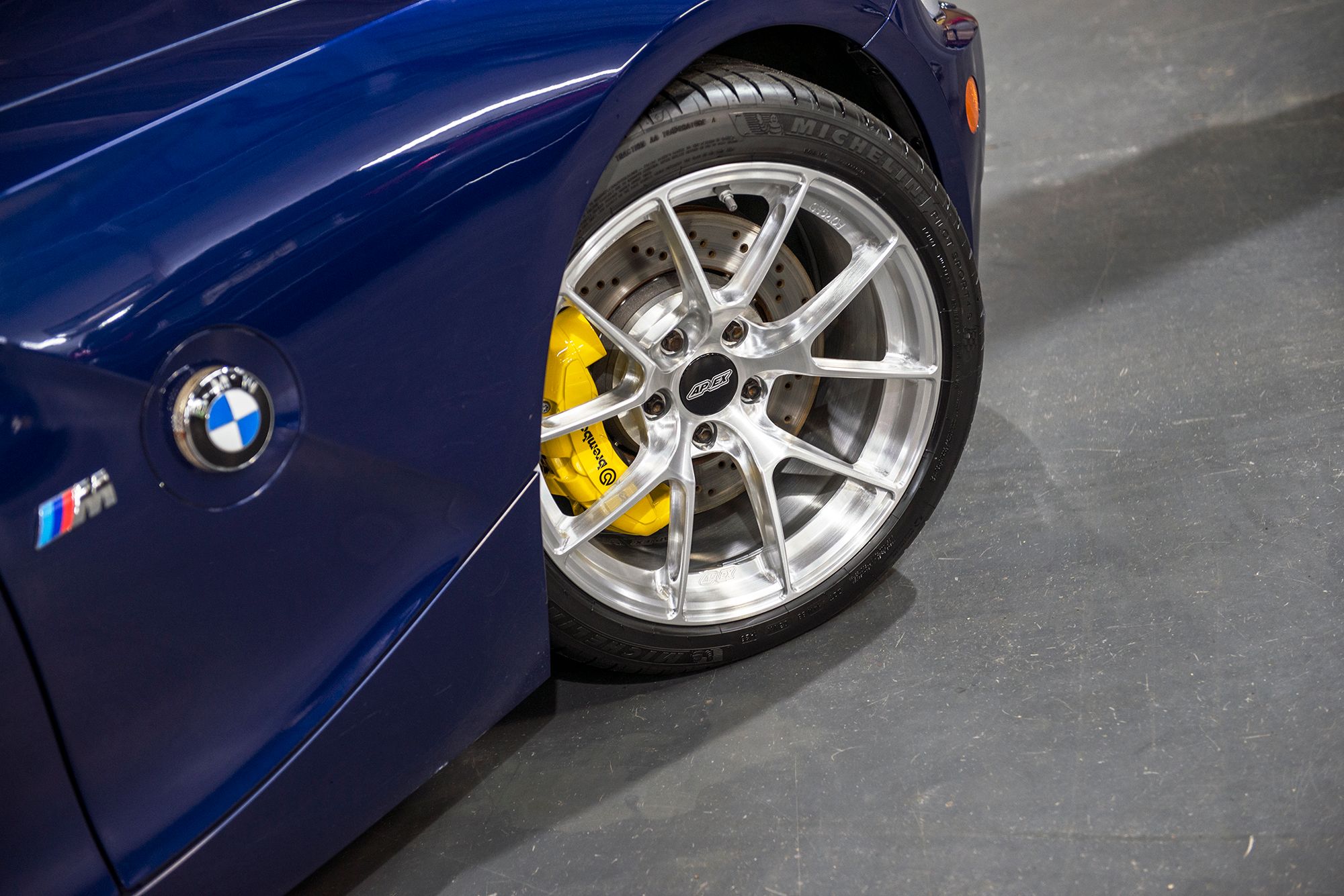 Blue BMW E85 Roadster Z4 M with 18" VS-5RS Apex wheels in Brushed Clear