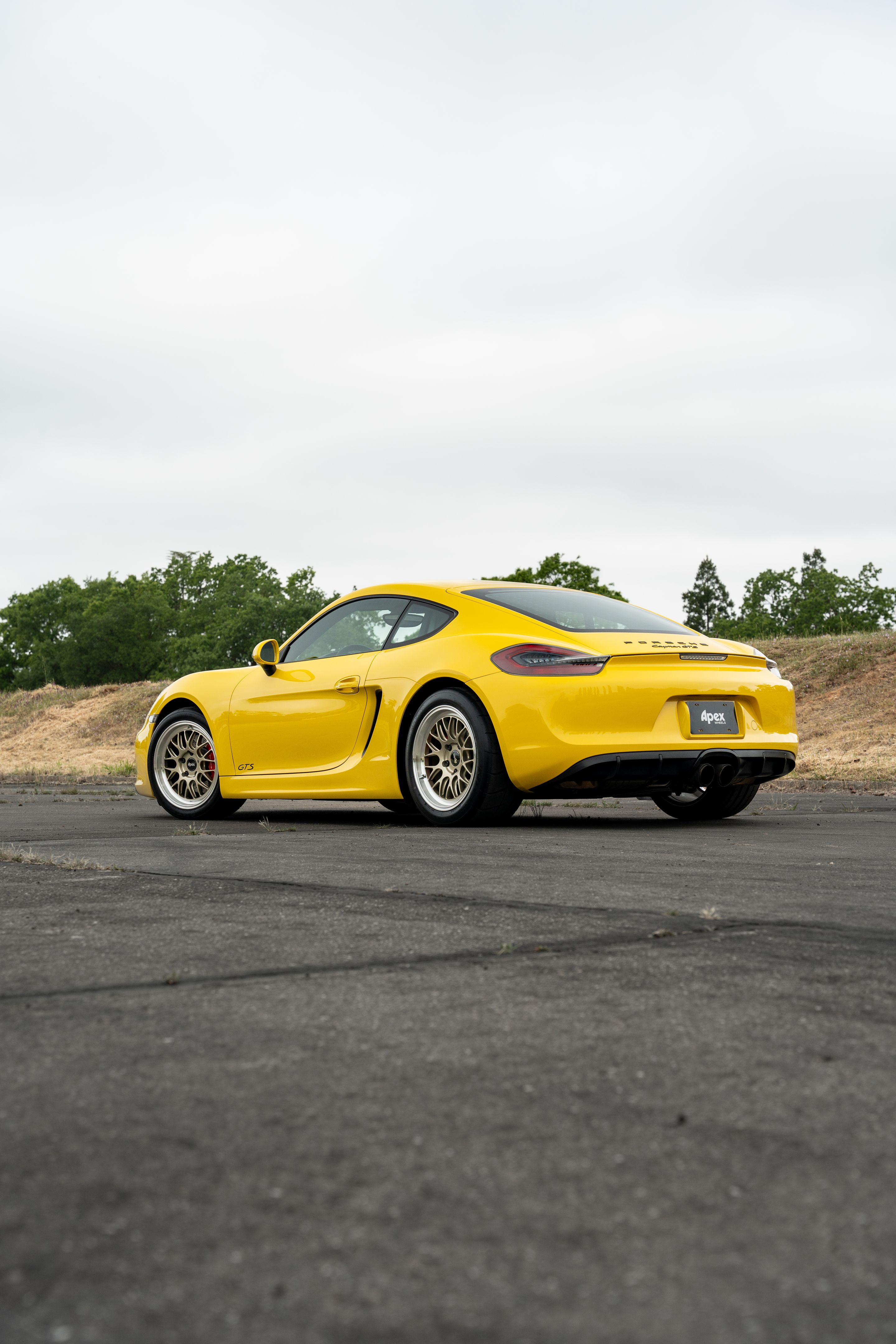 Yellow Porsche 981 Cayman GTS with 18" ML-10RT Apex wheels in Machined Lip Gloss Motorsport Gold