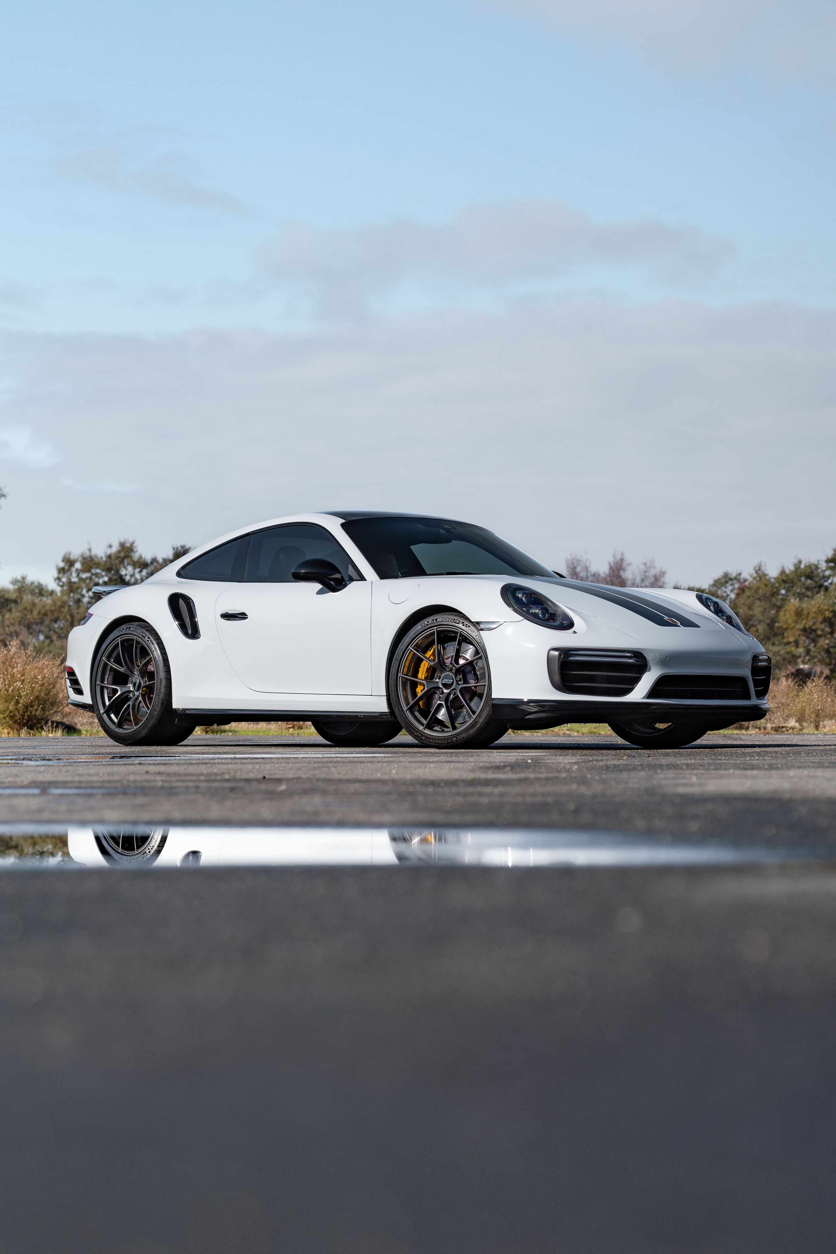 White Porsche 911 991.2 Turbo S with 20" VS-5RS Apex wheels in Anthracite