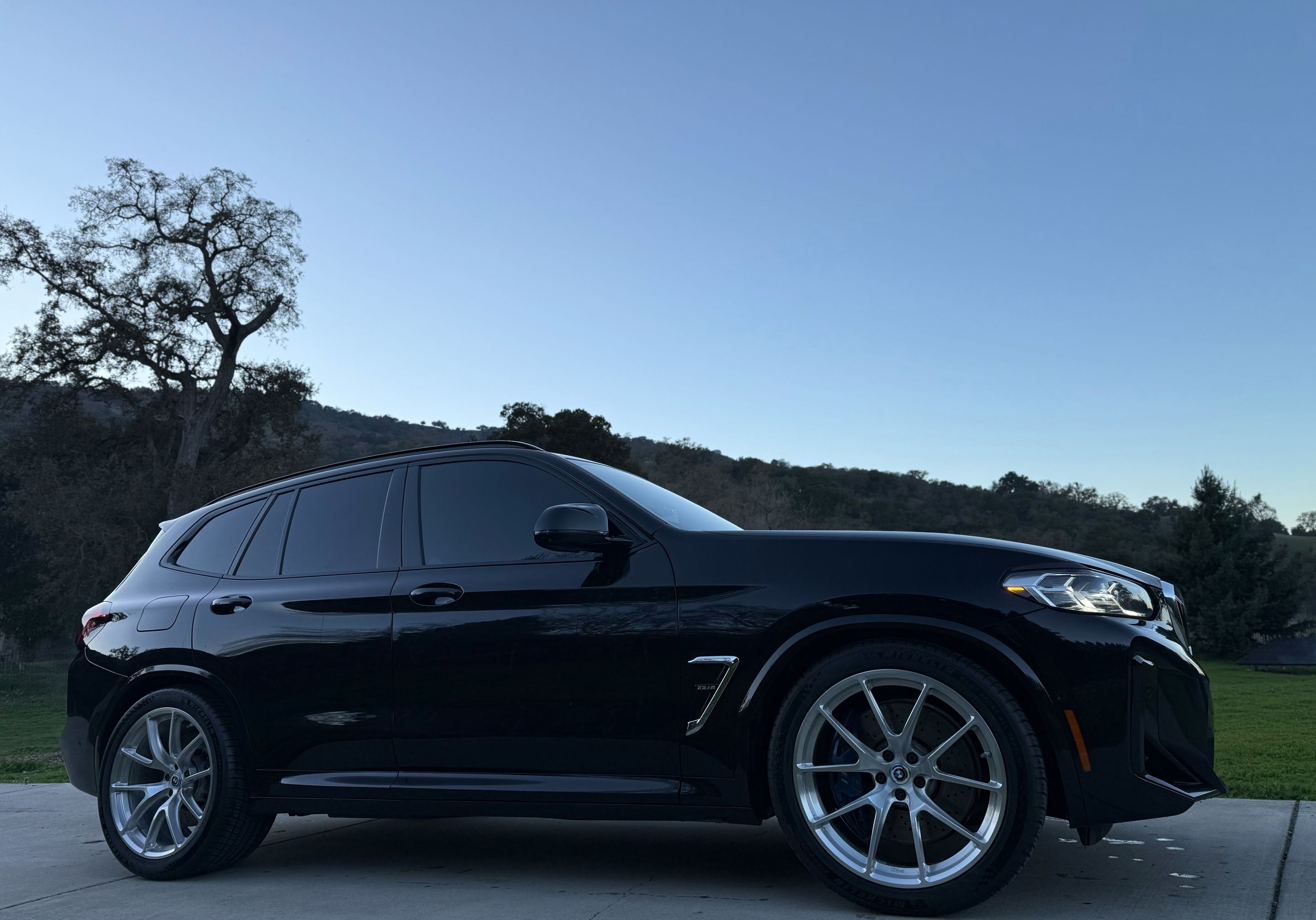 Black BMW F97 X3M with 21" VS-5RX Apex wheels in Brushed Clear