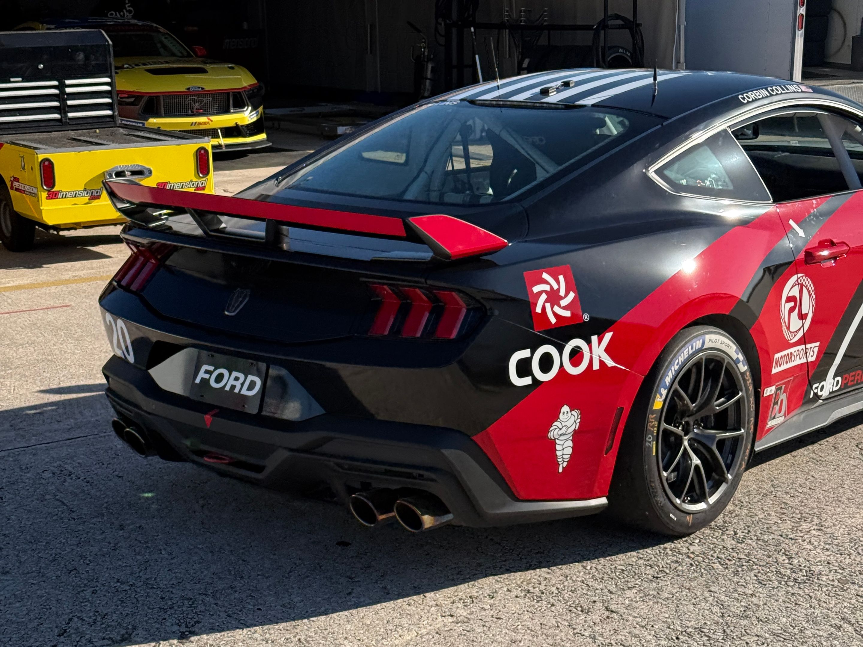 Multicolor Ford Performance Mustang Dark Horse R with 18" VS-5RE Apex wheels in Anthracite