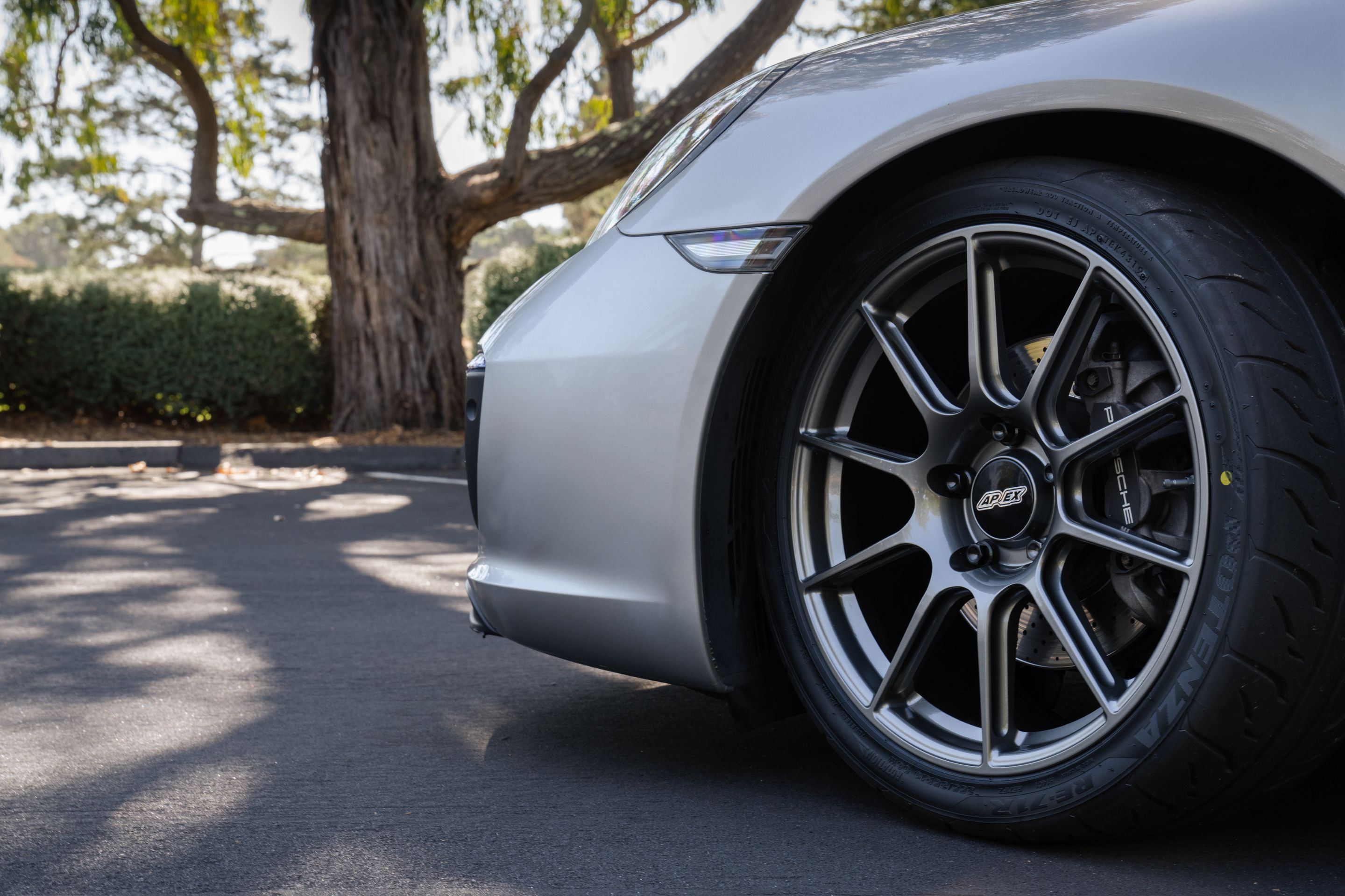Silver Porsche 911 991.2 Carrera T with 19" SM-10 Apex wheels in Anthracite