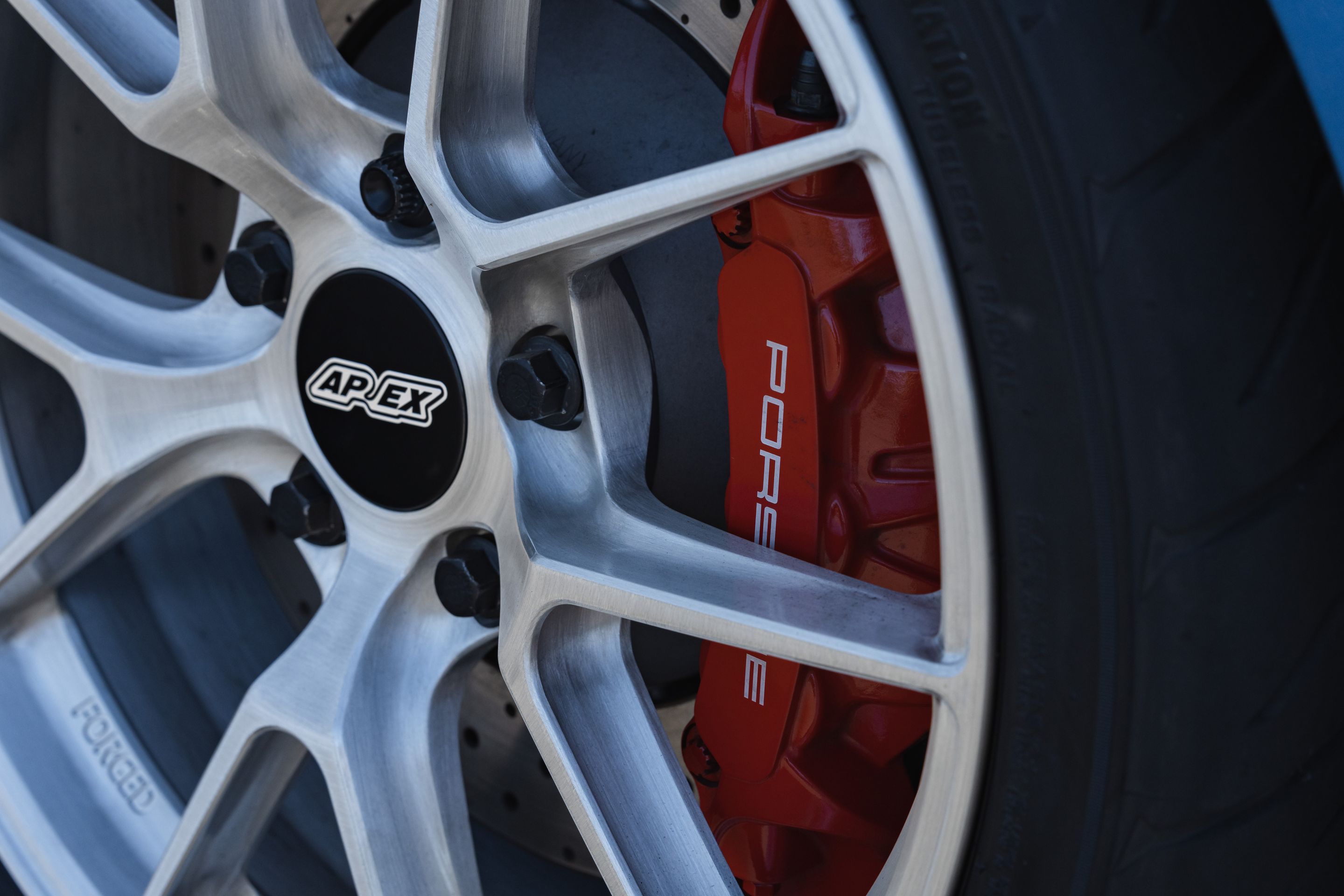 Blue Porsche 981 Cayman GT4 with 19" VS-5RS Apex wheels in Brushed Clear
