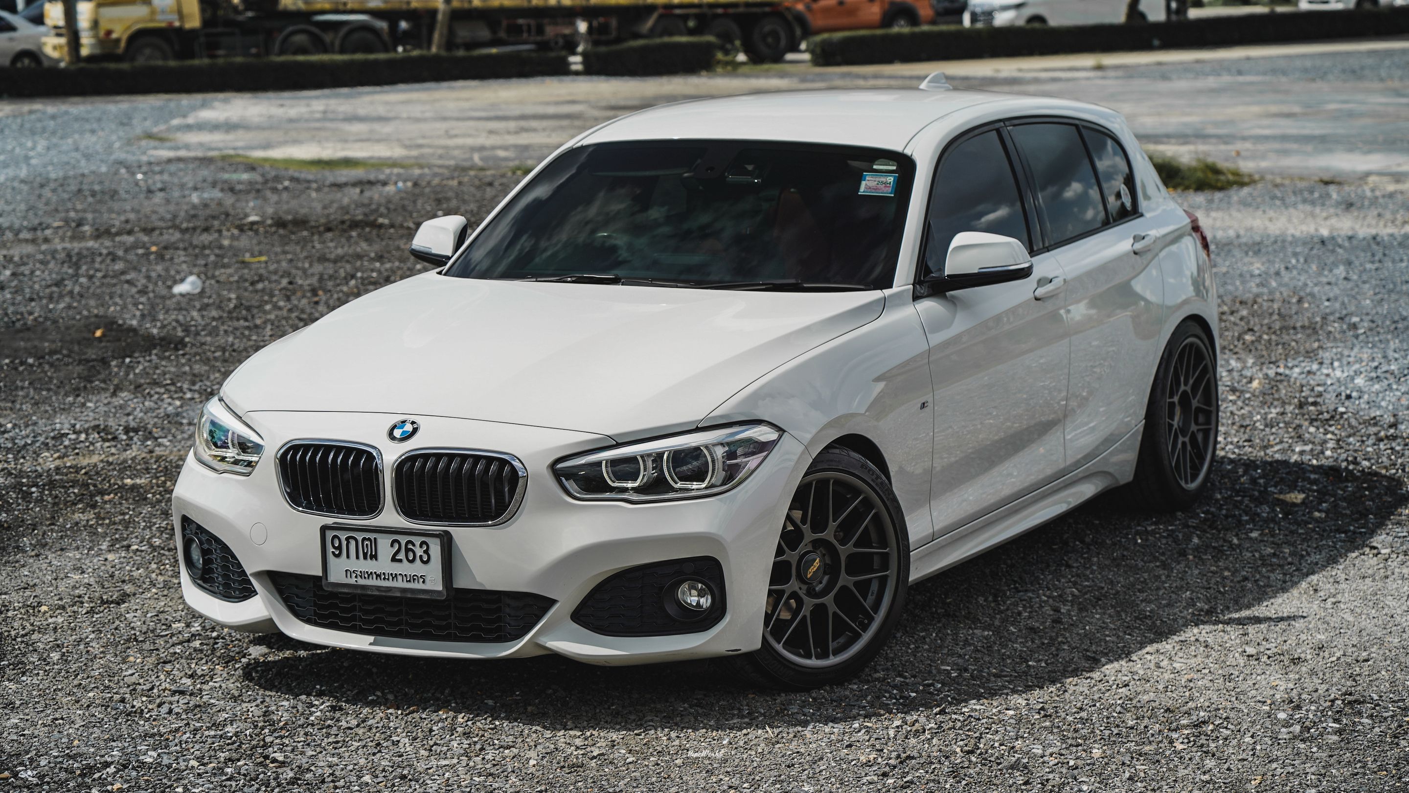 White BMW F20 Hatchback 1 Series with 18" ARC-8 Apex wheels in Anthracite