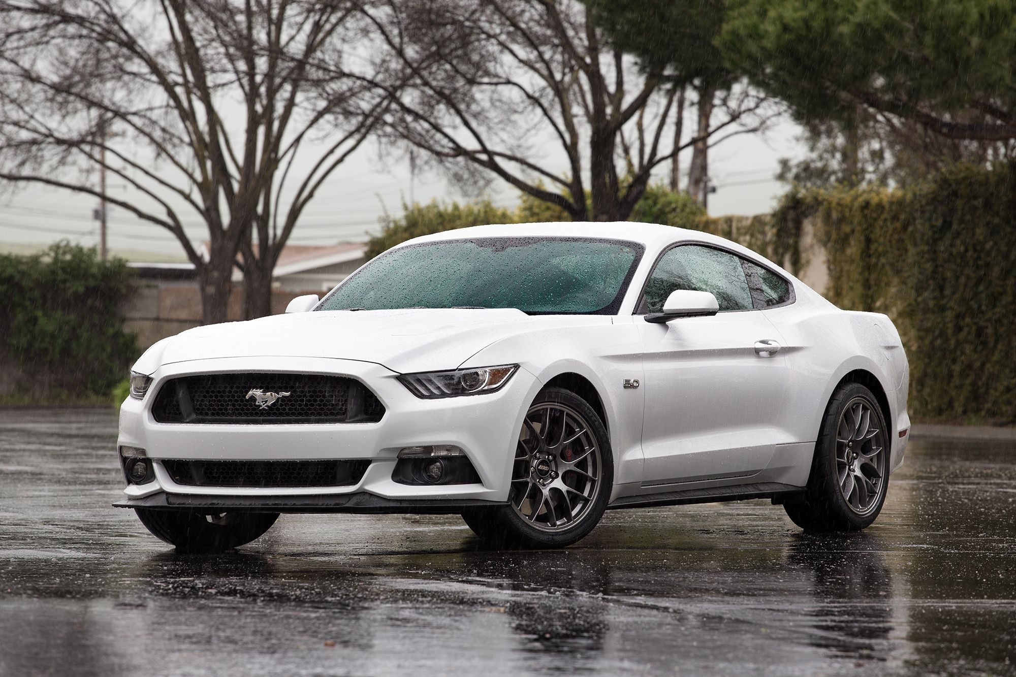 White Ford S550 Mustang GT with 19" EC-7 Apex wheels in Anthracite