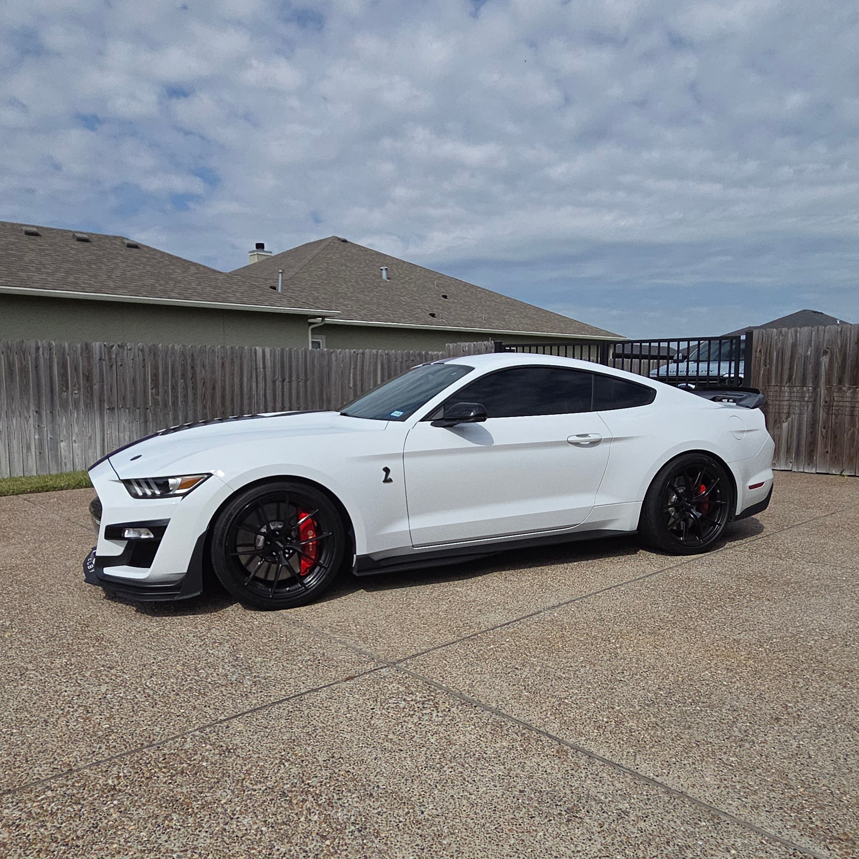 White Ford S550 Mustang GT350 with 20" VS-5RS Apex wheels in Anthracite