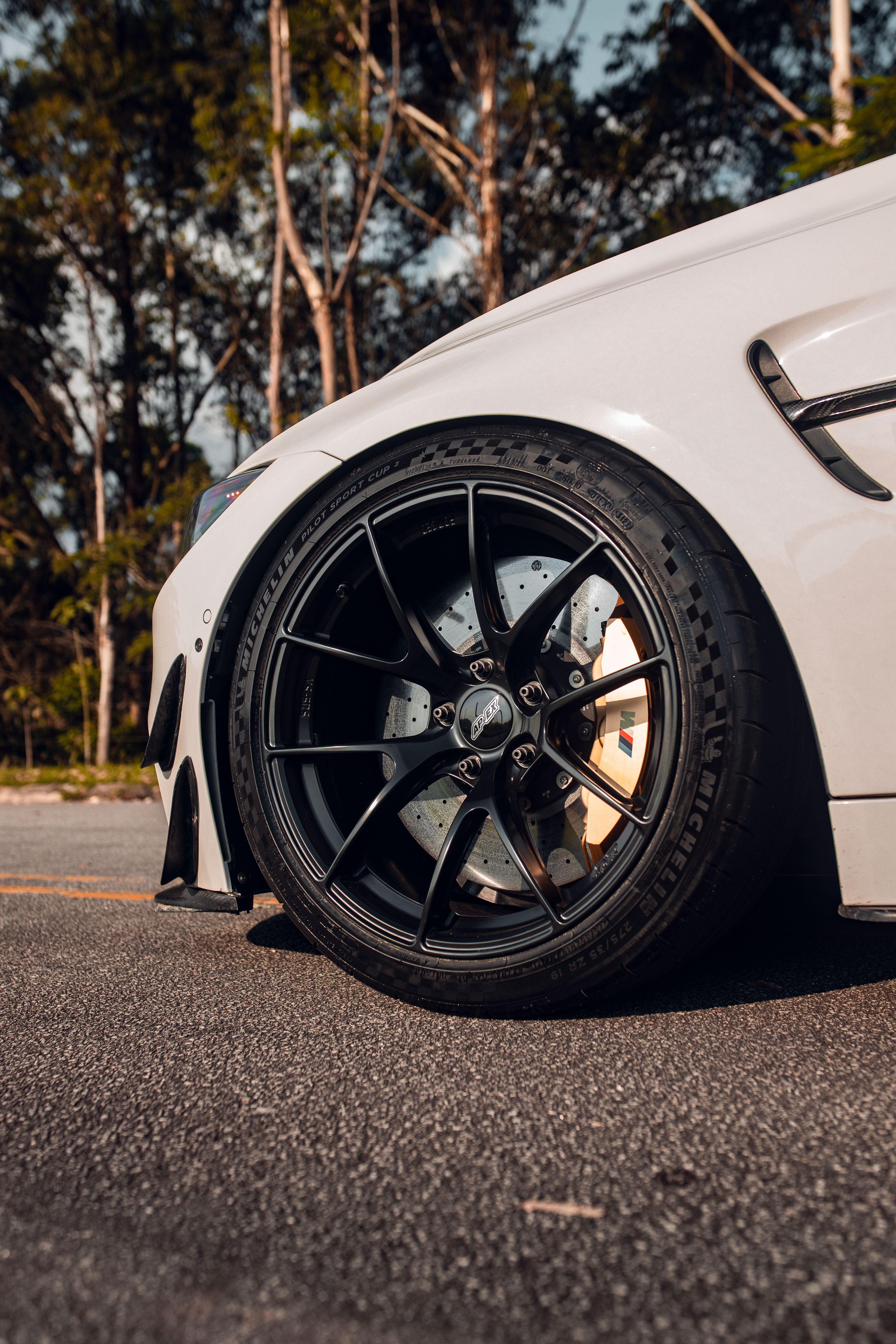 White BMW F82 Coupe M4 with 19"/20" VS-5RS Apex wheels in Satin Black