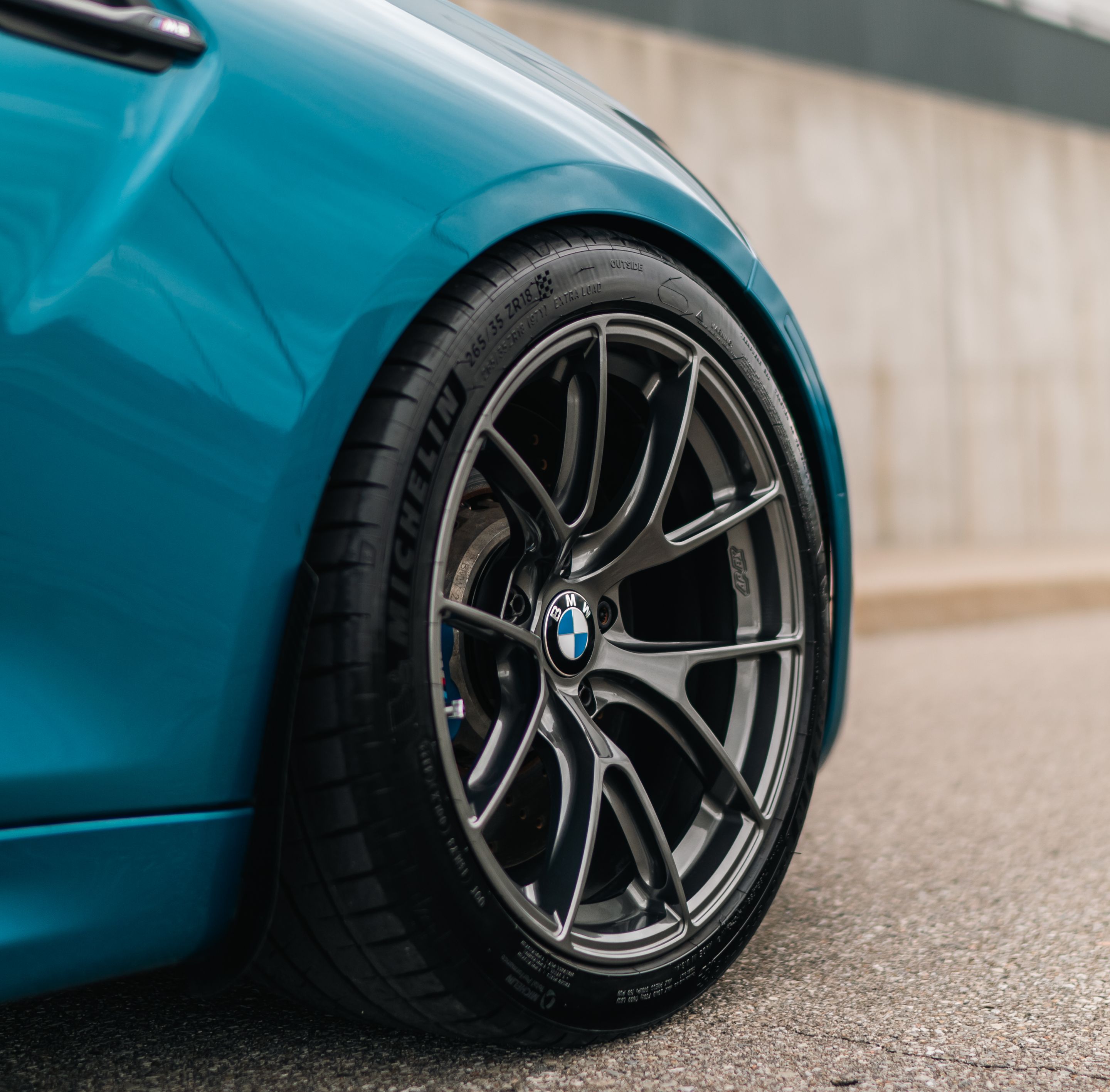 Blue BMW F87 M2 with 18" VS-5RS Apex wheels in Anthracite