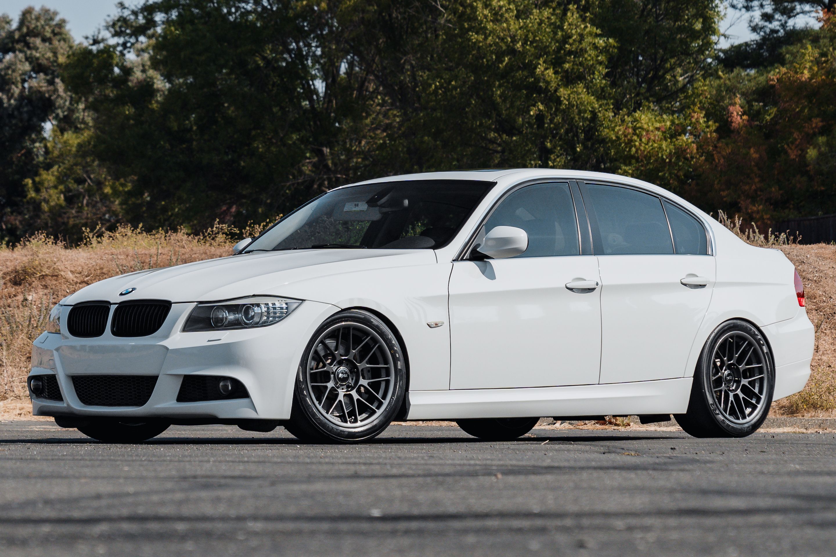 White BMW E90 LCI Sedan 3 Series with 17" ARC-8RT Apex wheels in Anthracite