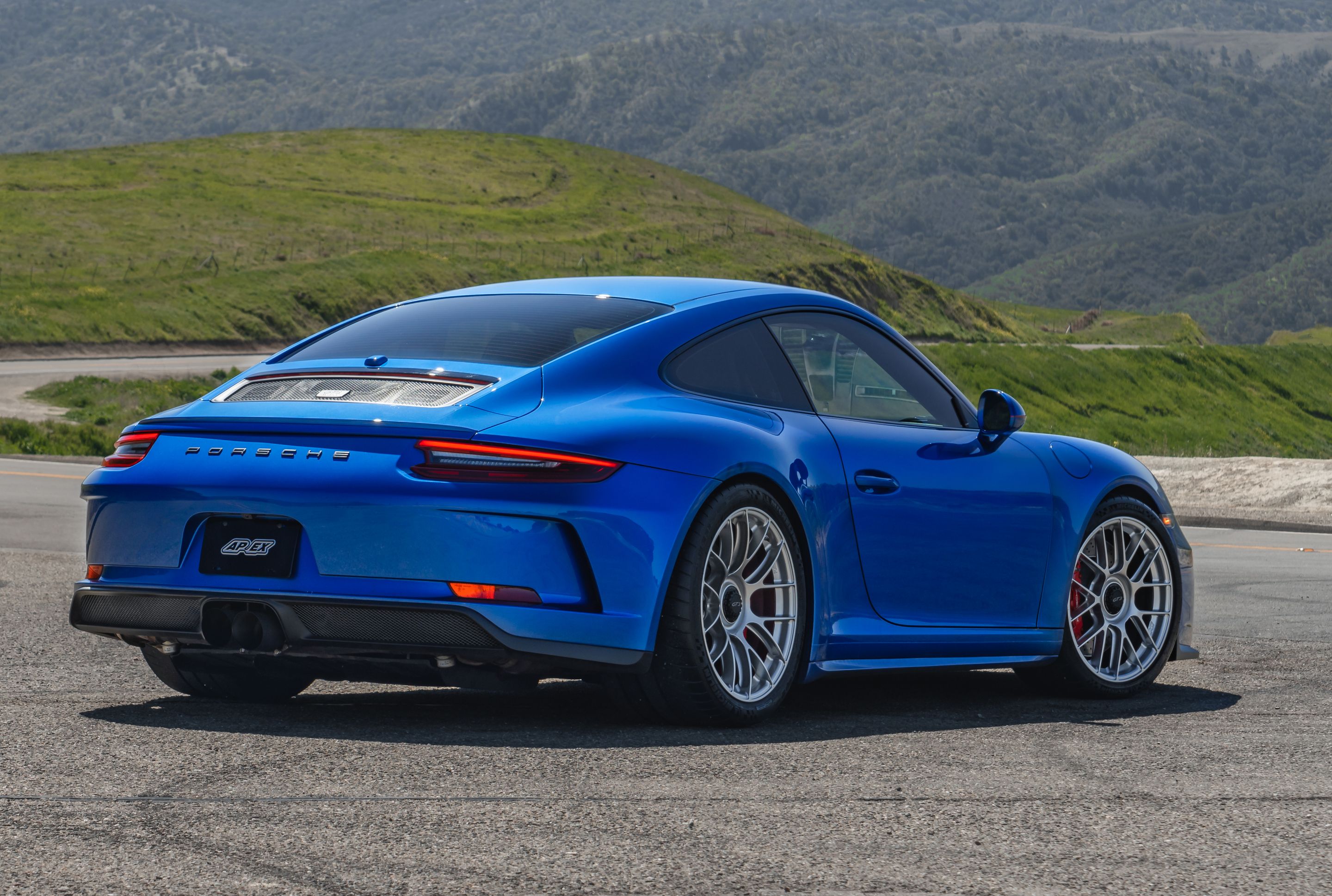 Blue Porsche 911 991.2 GT3 Touring with 19" EC-7RS Apex wheels in Race Silver