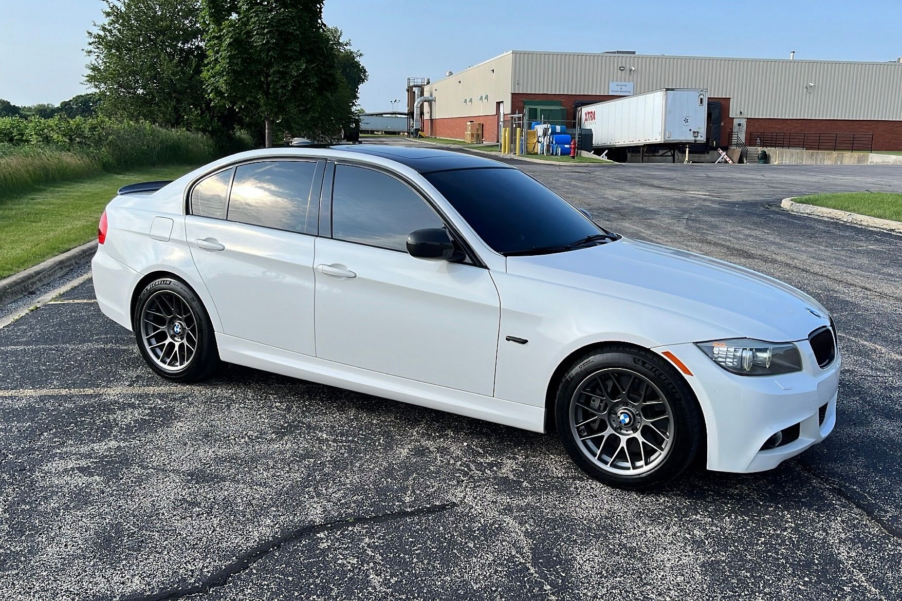 White BMW E90 LCI Sedan 3 Series with 18" ARC-8 Apex wheels in Anthracite