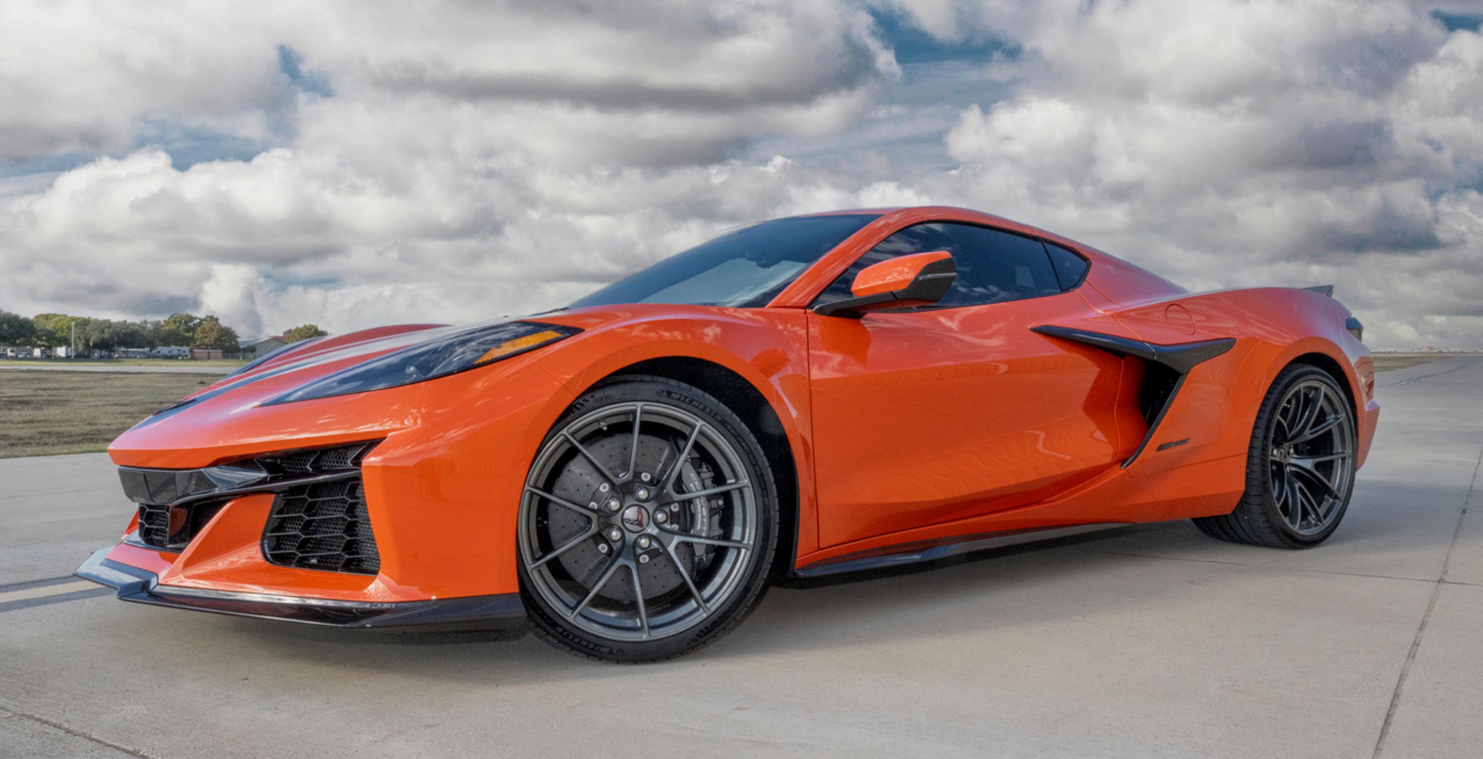 Orange Chevrolet C8 Corvette E-Ray with 20"/21" VS-5RS Apex wheels in Anthracite