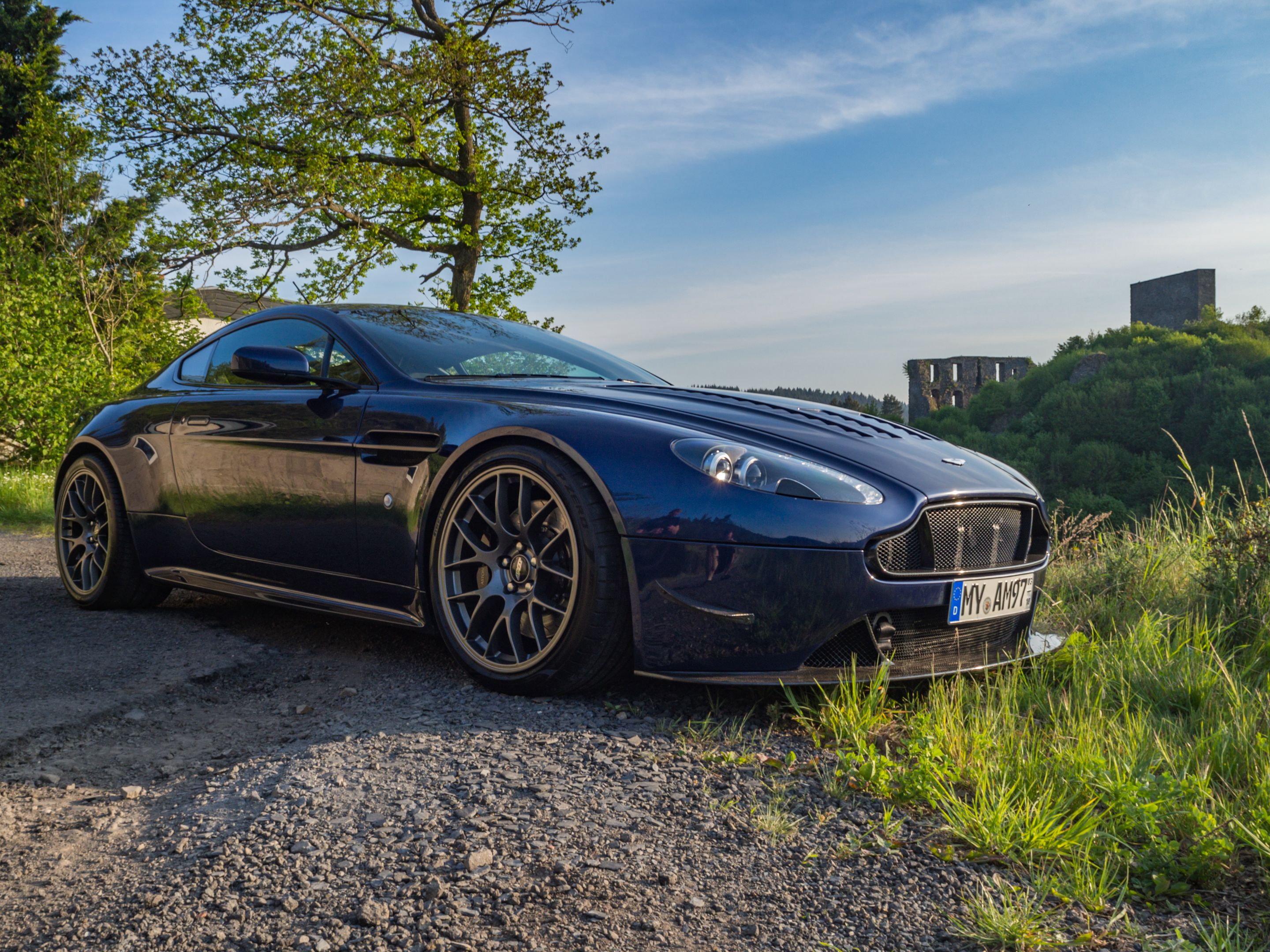 Blue Aston Martin V8/V12 Vantage with 19" EC-7 Apex wheels in Anthracite